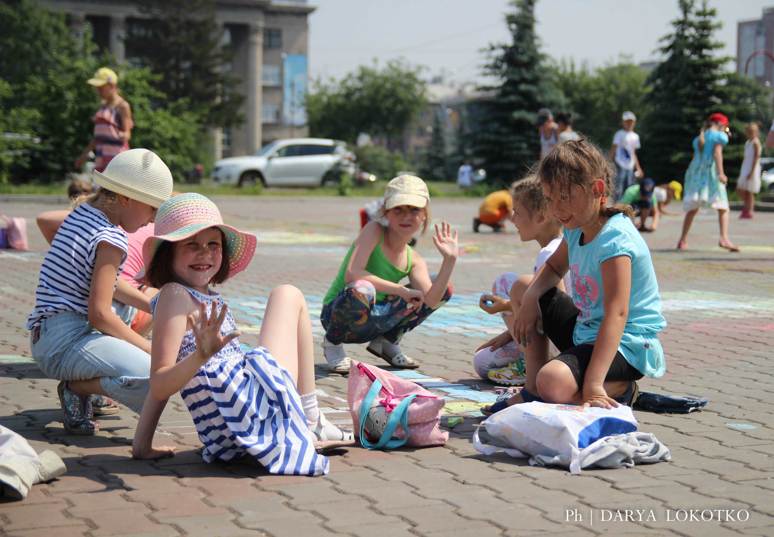 ТОГГ Трудовой отряд художники подростки дети рисуют Красноярск картина лето площадь асфальт