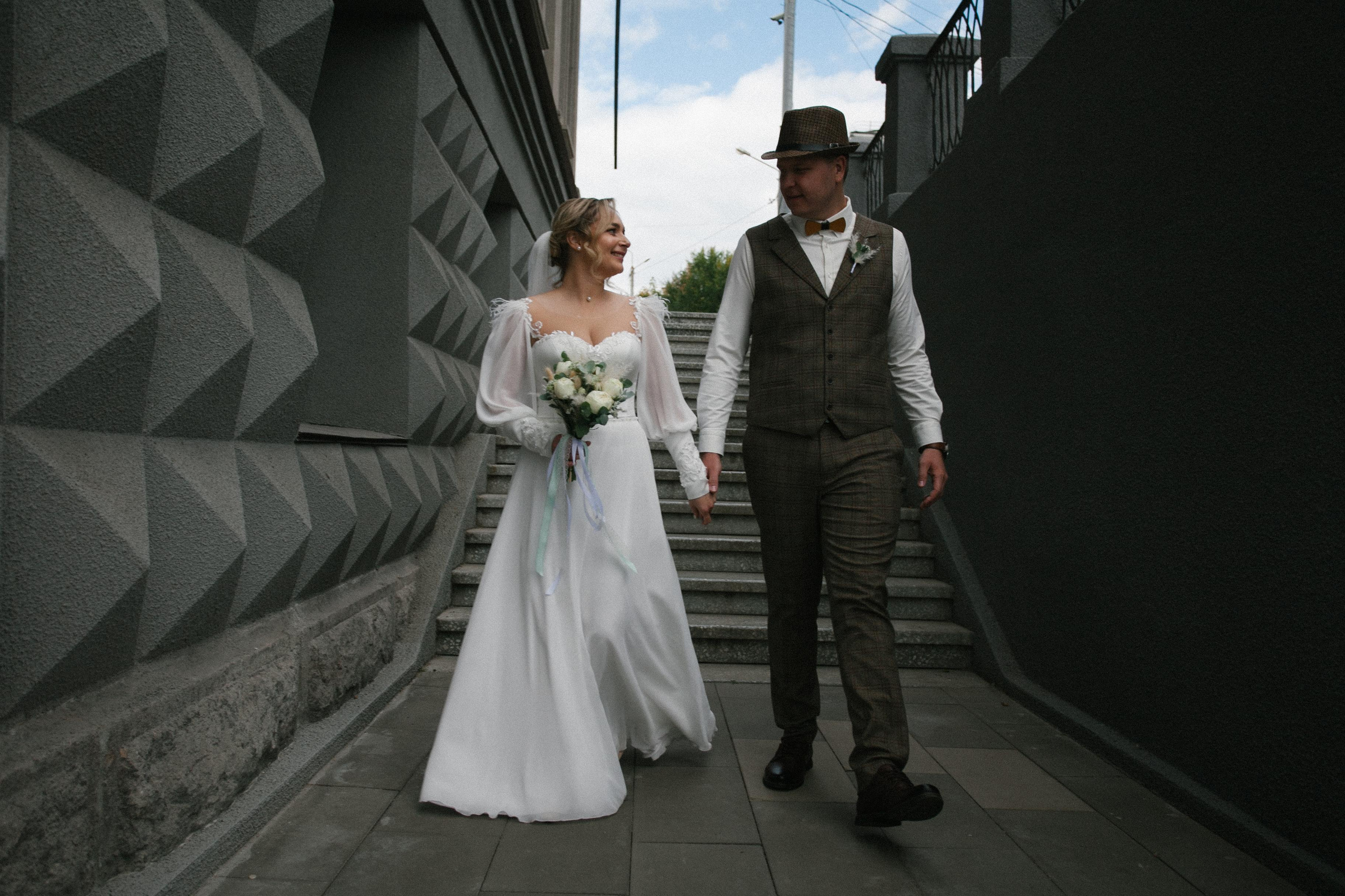 фотосессия красивая пара молодожены жених невеста свадьба бохо стиль  речной вокзал букет невесты