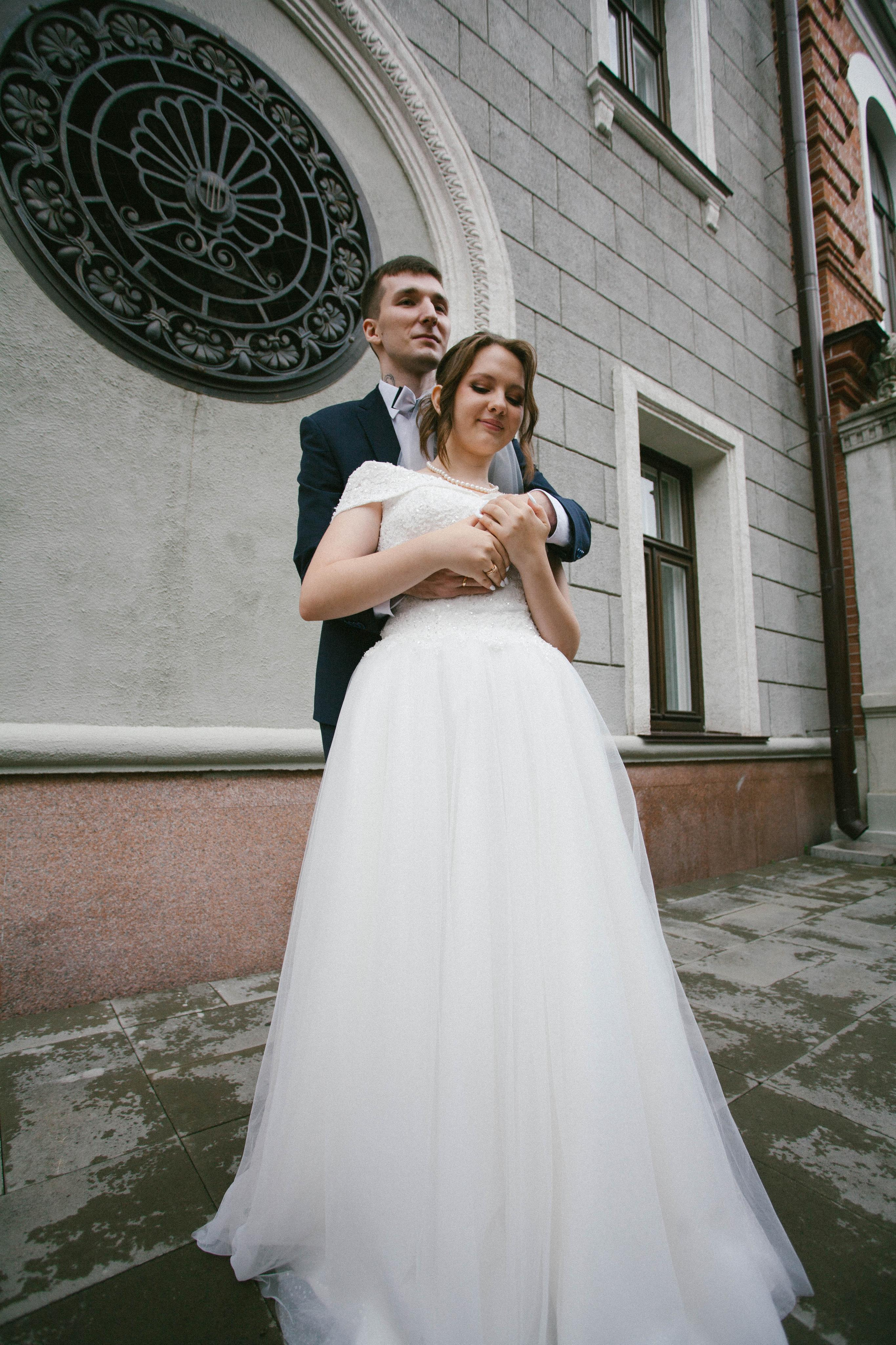 жених и невеста свадьба фотосессия в центре города  молодожены