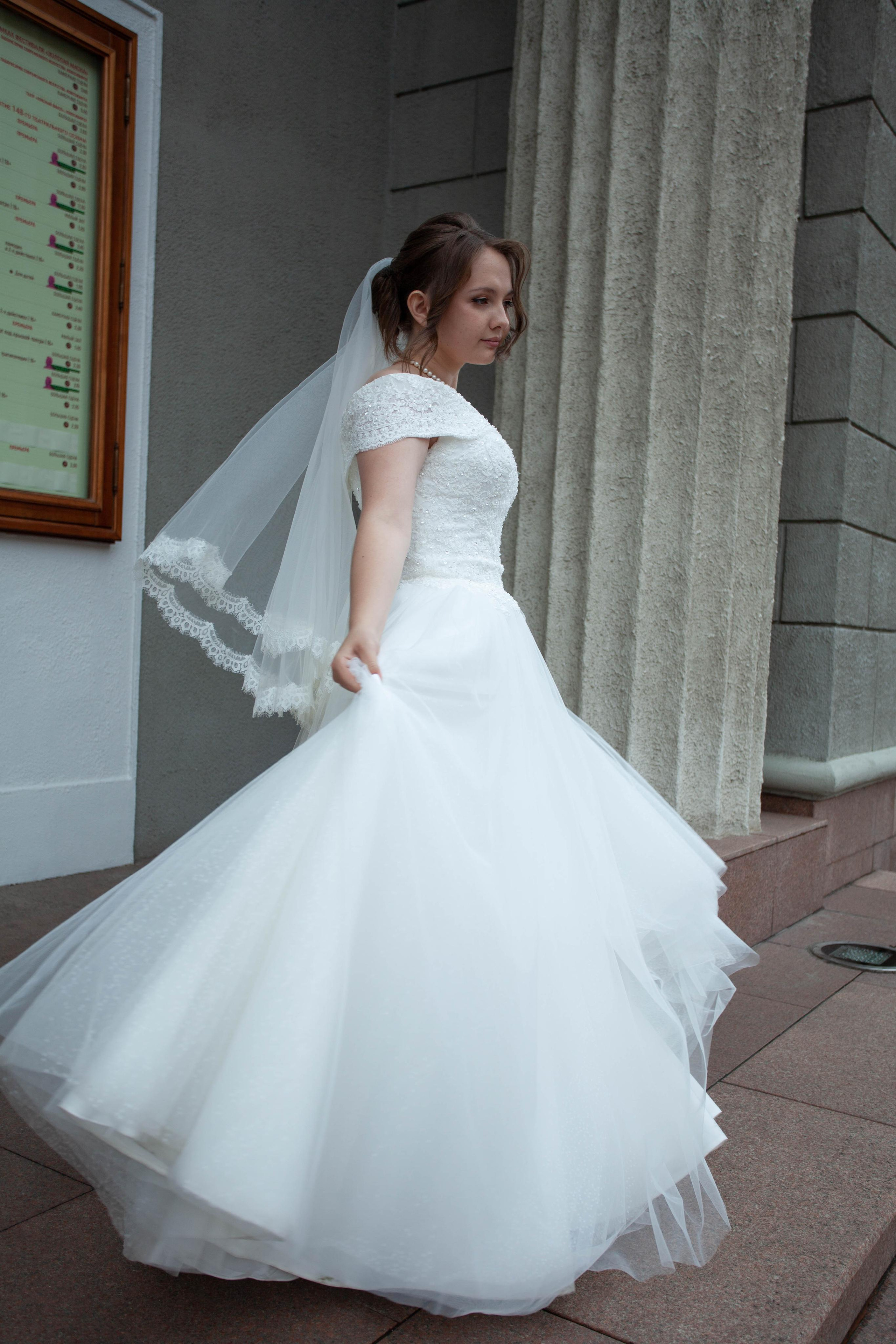 невеста свадьба фотосессия в центре города   театр пушкина колонны