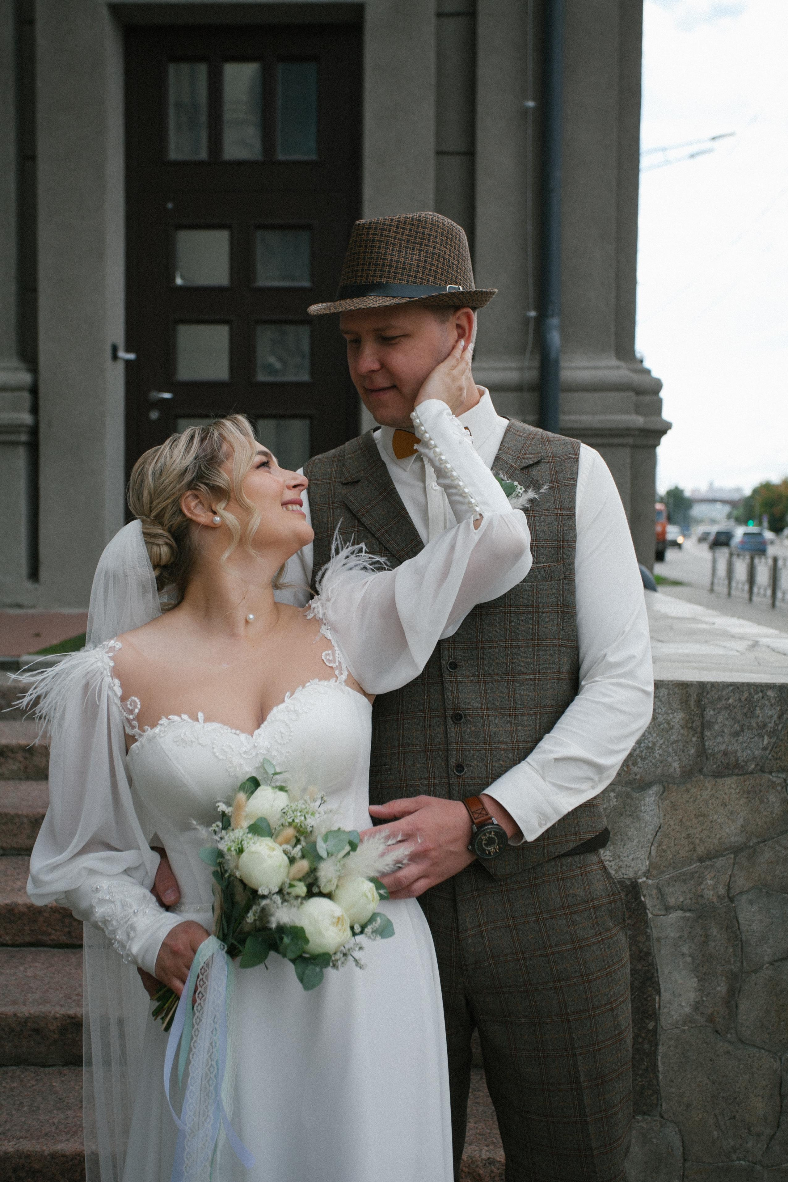 фотосессия красивая пара молодожены жених невеста свадьба бохо стиль  речной вокзал букет невесты