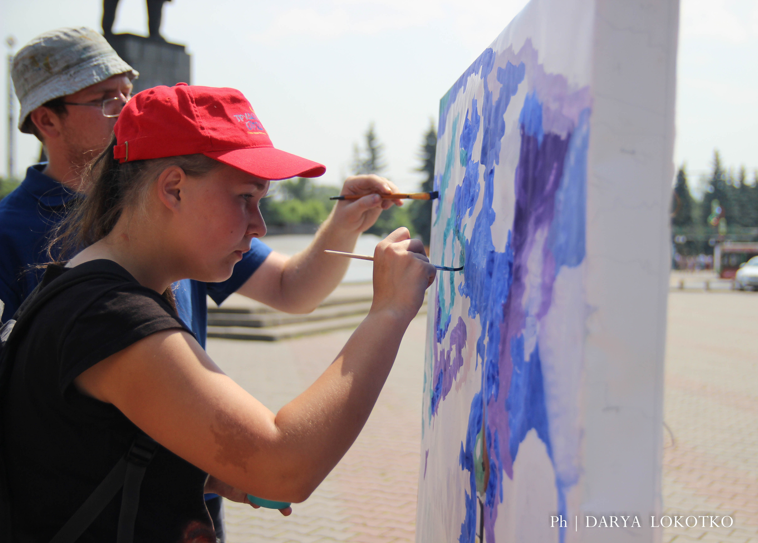 ТОГГ Трудовой отряд художники подростки дети рисуют Красноярск картина лето площадь
