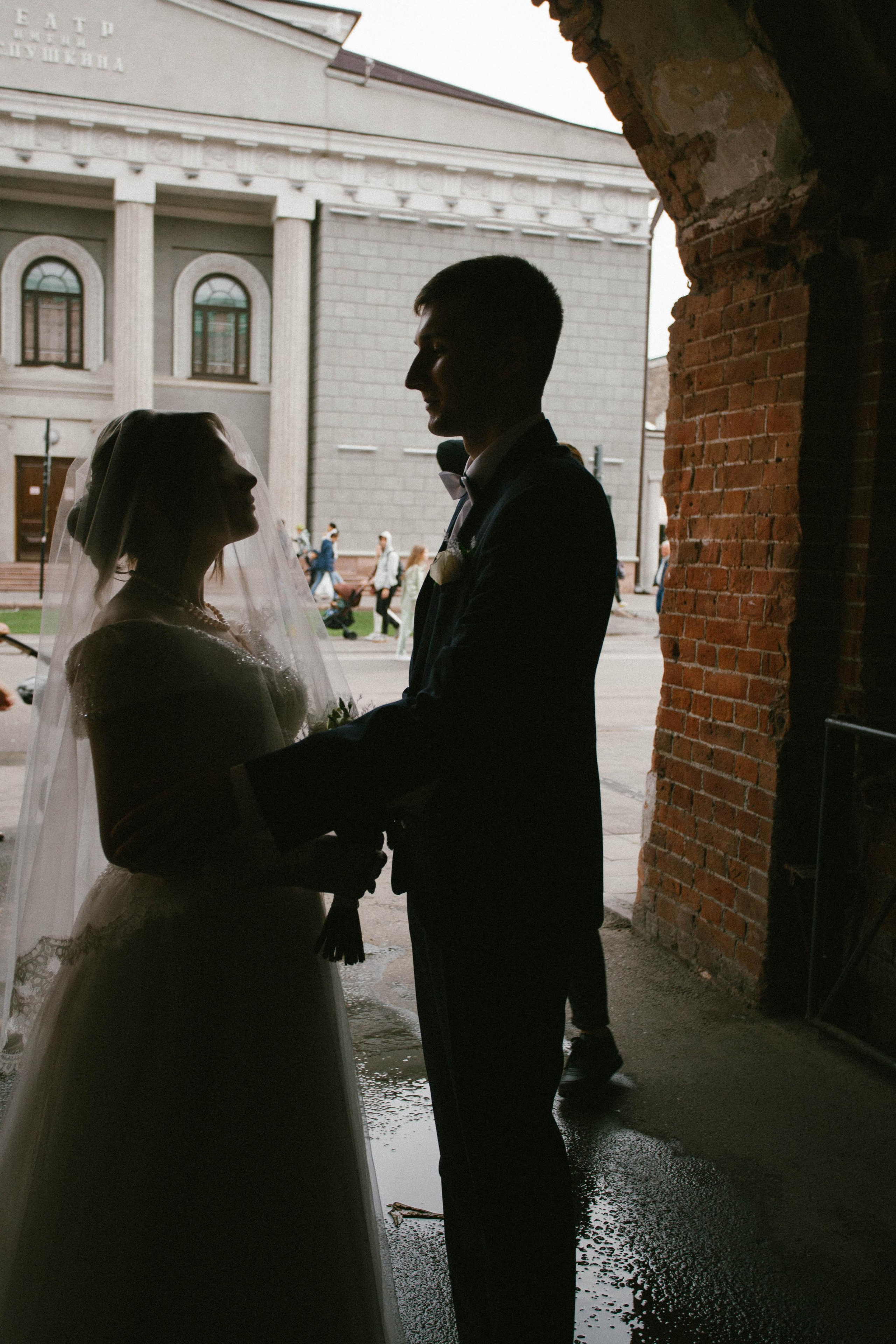 жених и невеста свадьба фотосессия в центре города  молодожены