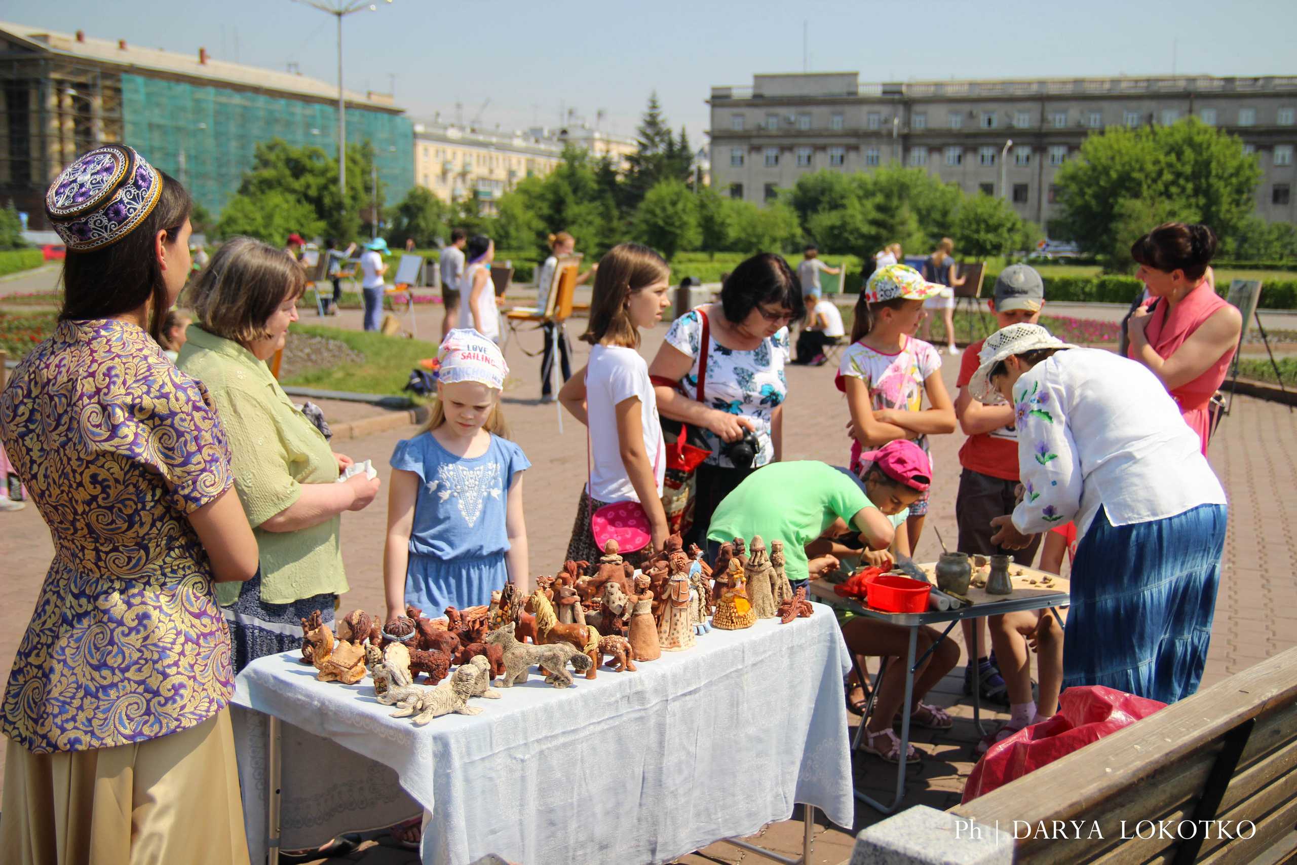 ТОГГ Трудовой отряд художники подростки дети рисуют Красноярск картина лето площадь