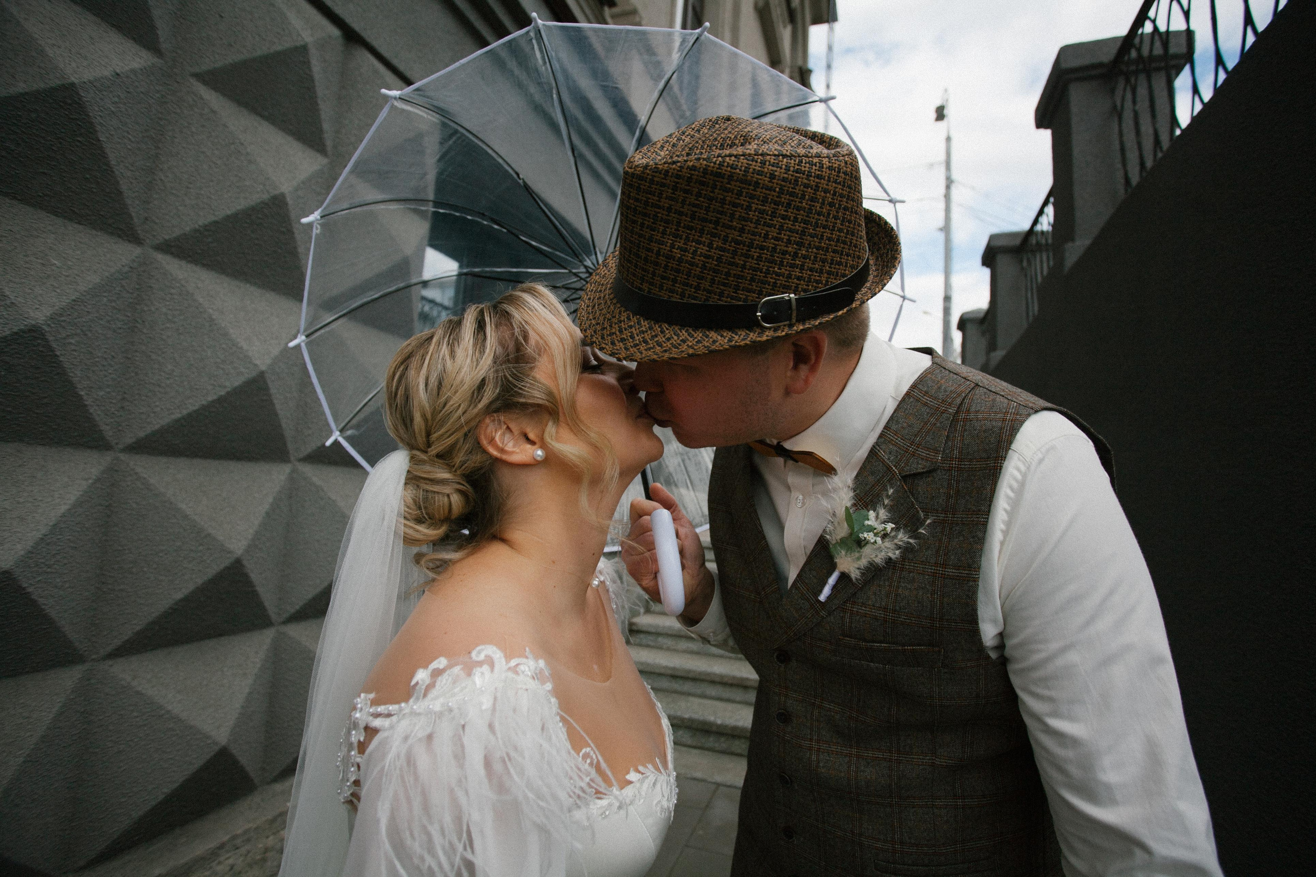 фотосессия красивая пара молодожены жених невеста свадьба бохо стиль  речной вокзал букет невесты