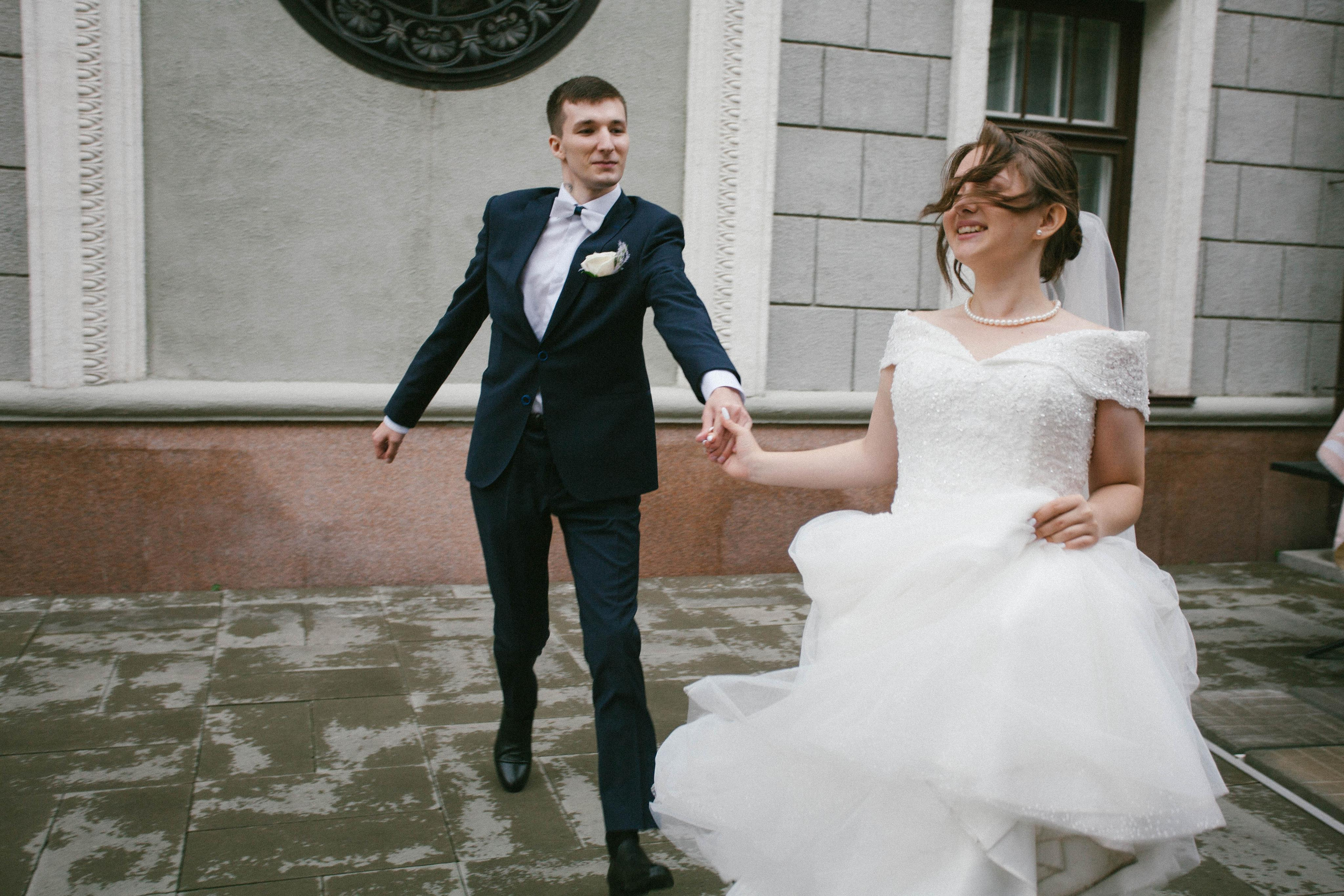 жених и невеста свадьба фотосессия в центре города  молодожены бегут