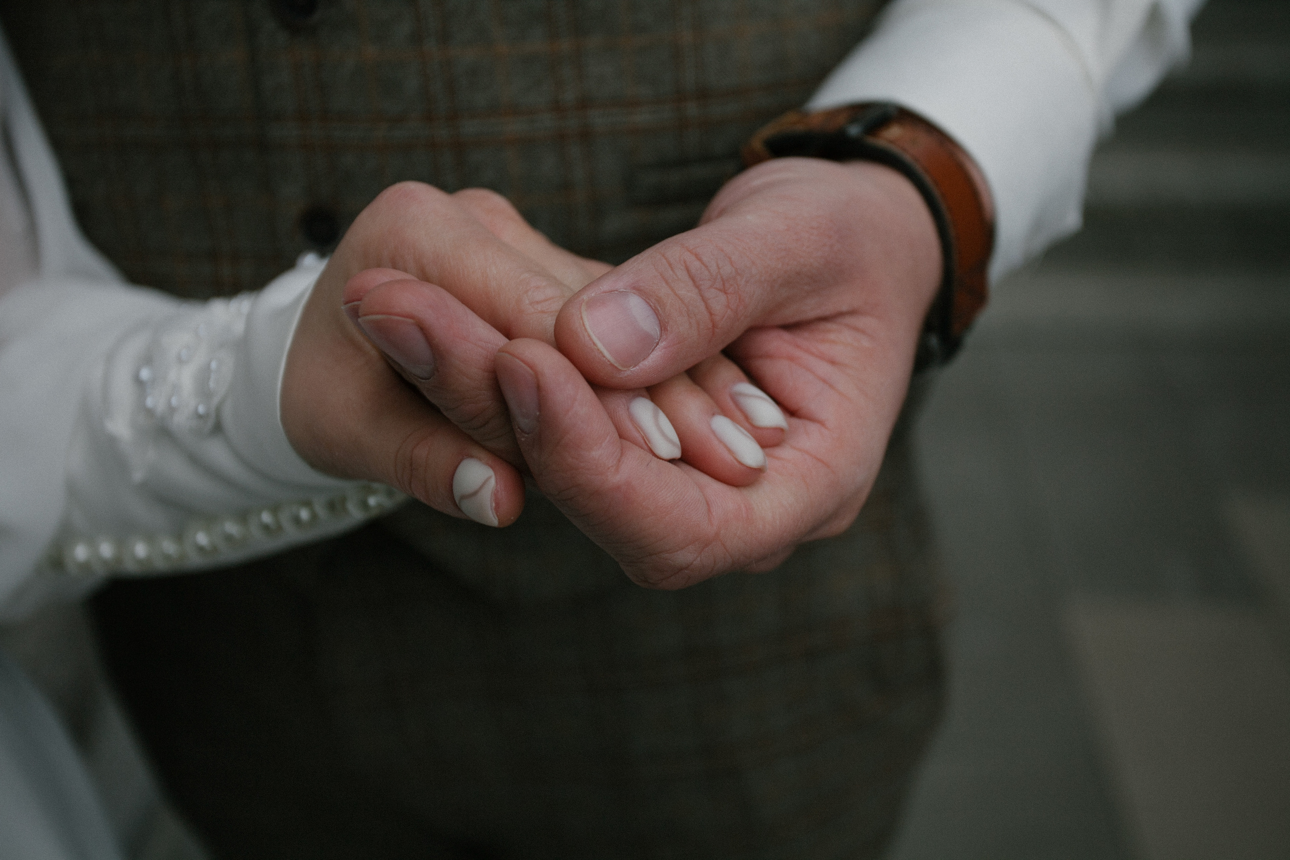 рука в руке невеста жених молодожены