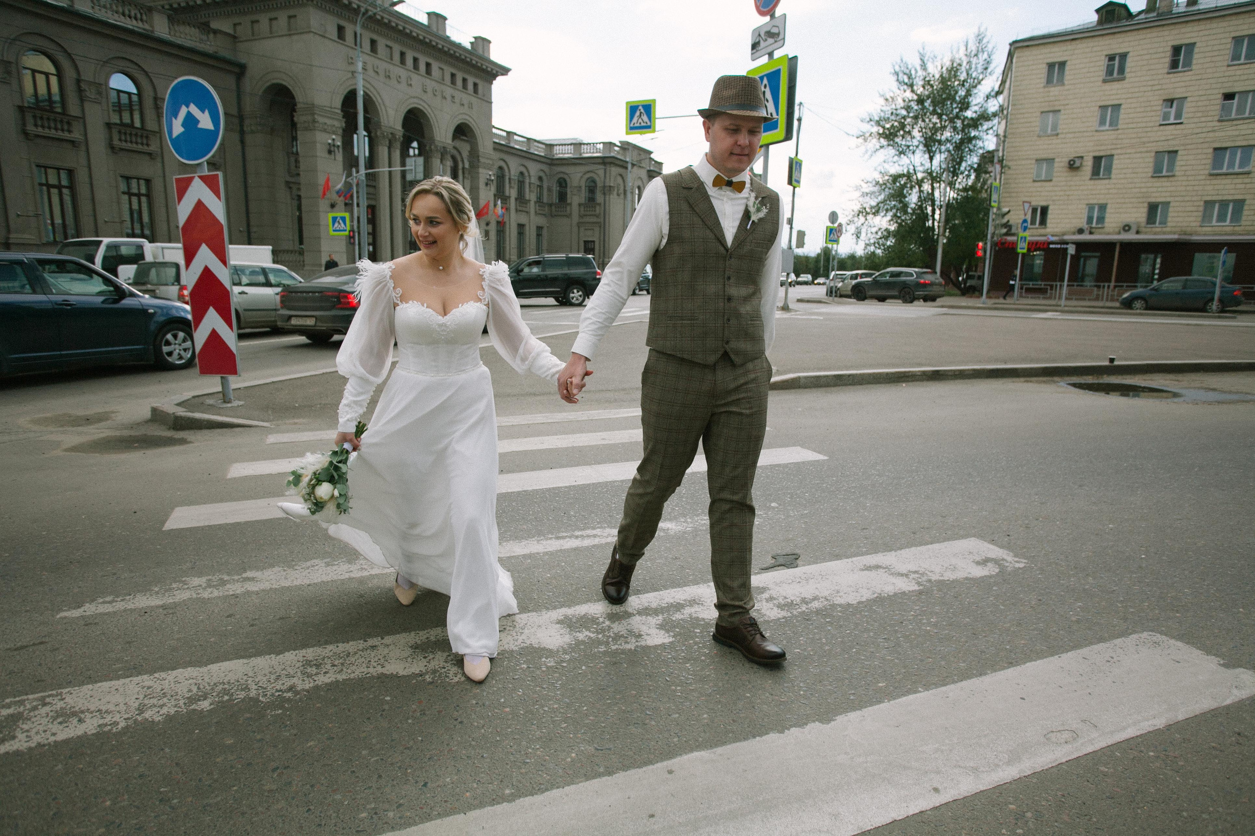 красивая пара молодожены жених невеста свадьба бохо стиль зебра пешеходный переход речной вокзал
