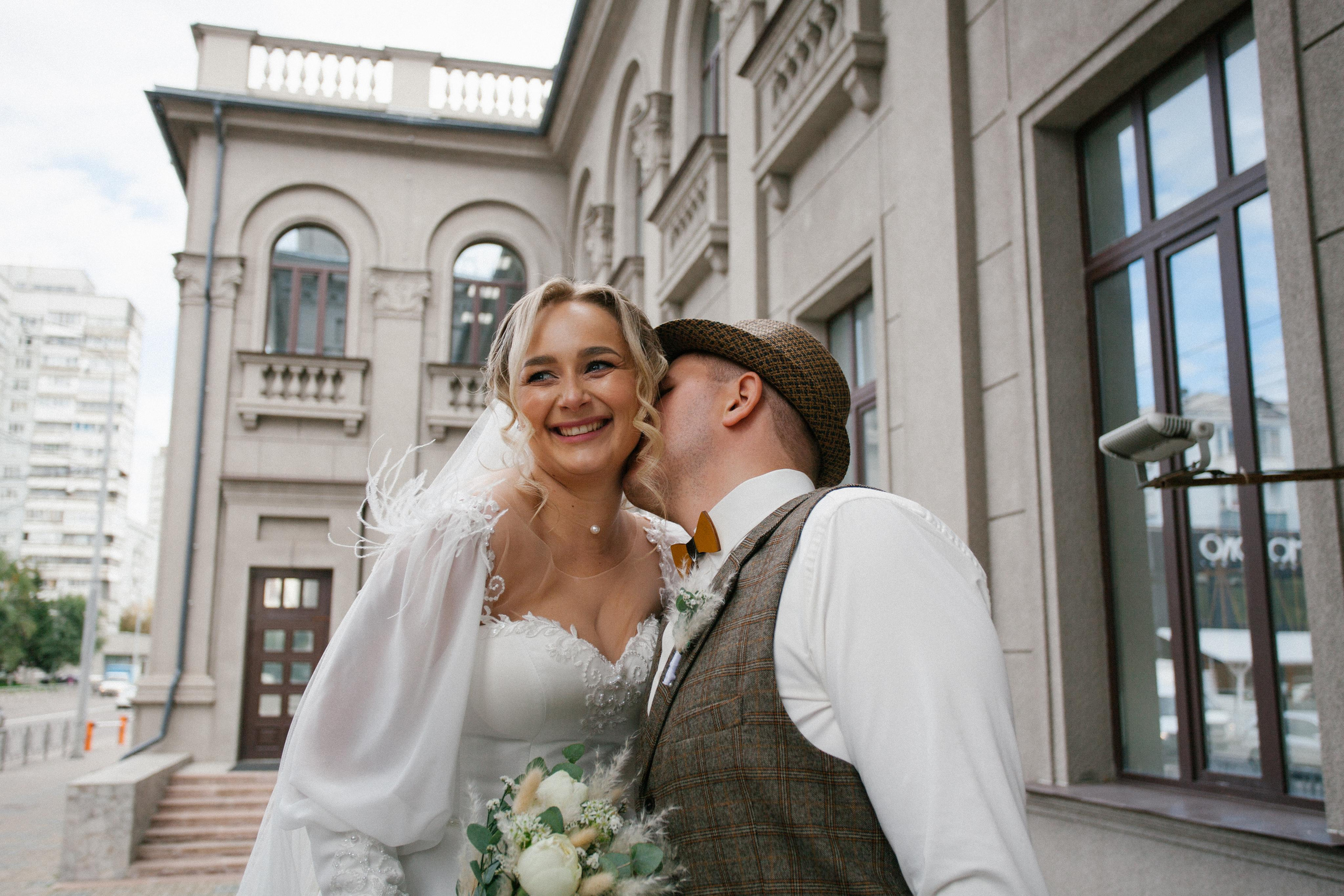 фотосессия красивая пара молодожены жених невеста свадьба бохо стиль  речной вокзал букет невесты