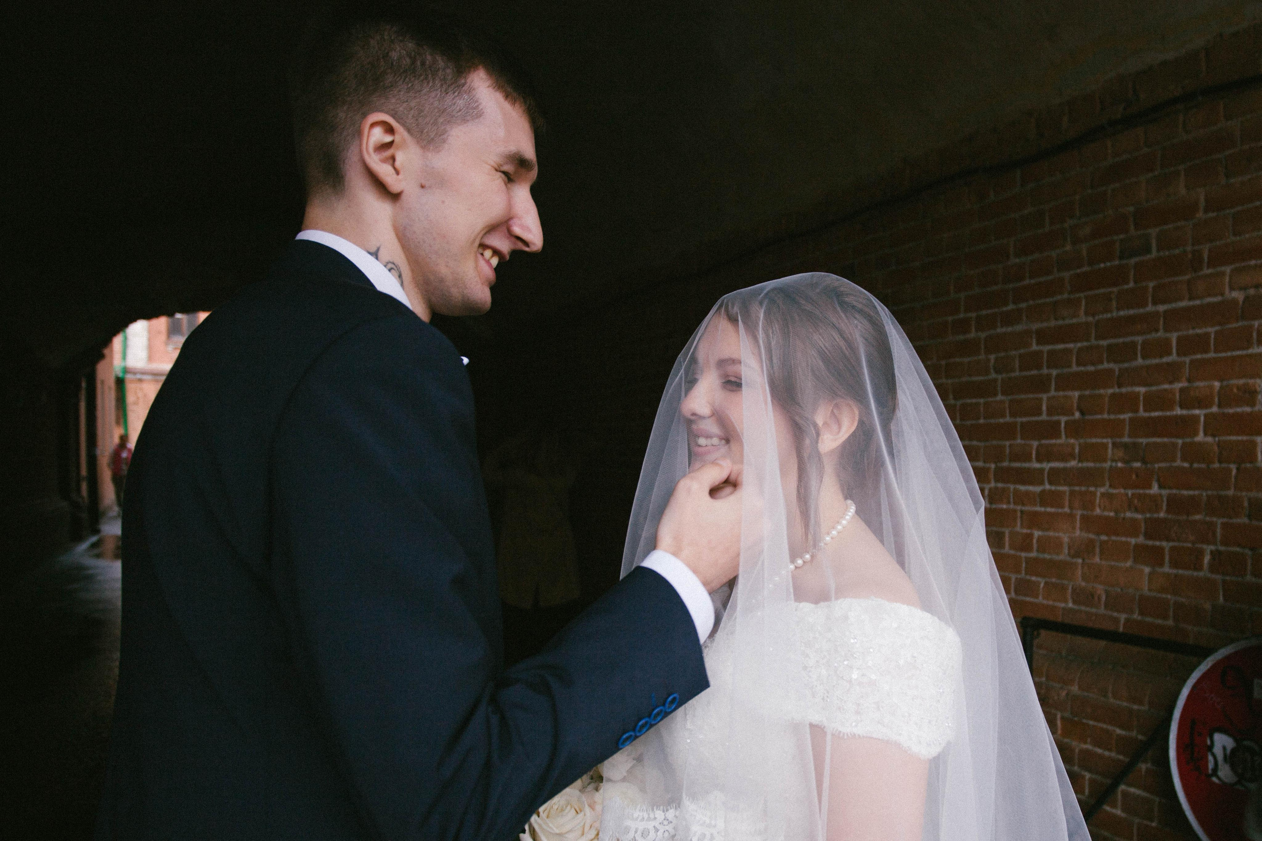 жених и невеста свадьба фотосессия в центре города 