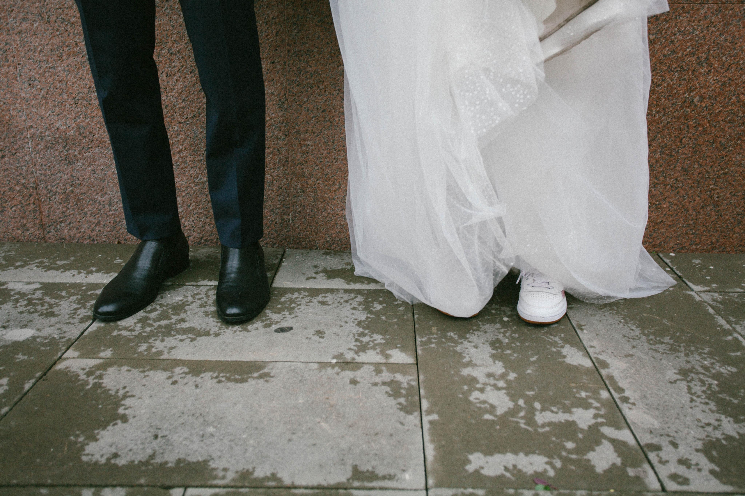 жених и невеста свадьба фотосессия в центре города  молодожены ноги