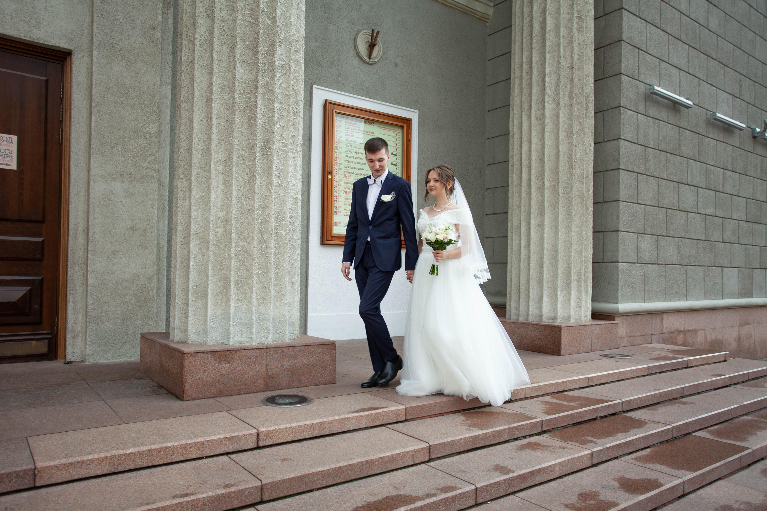 жених и невеста свадьба фотосессия в центре города  молодожены прогулка театр пушкина