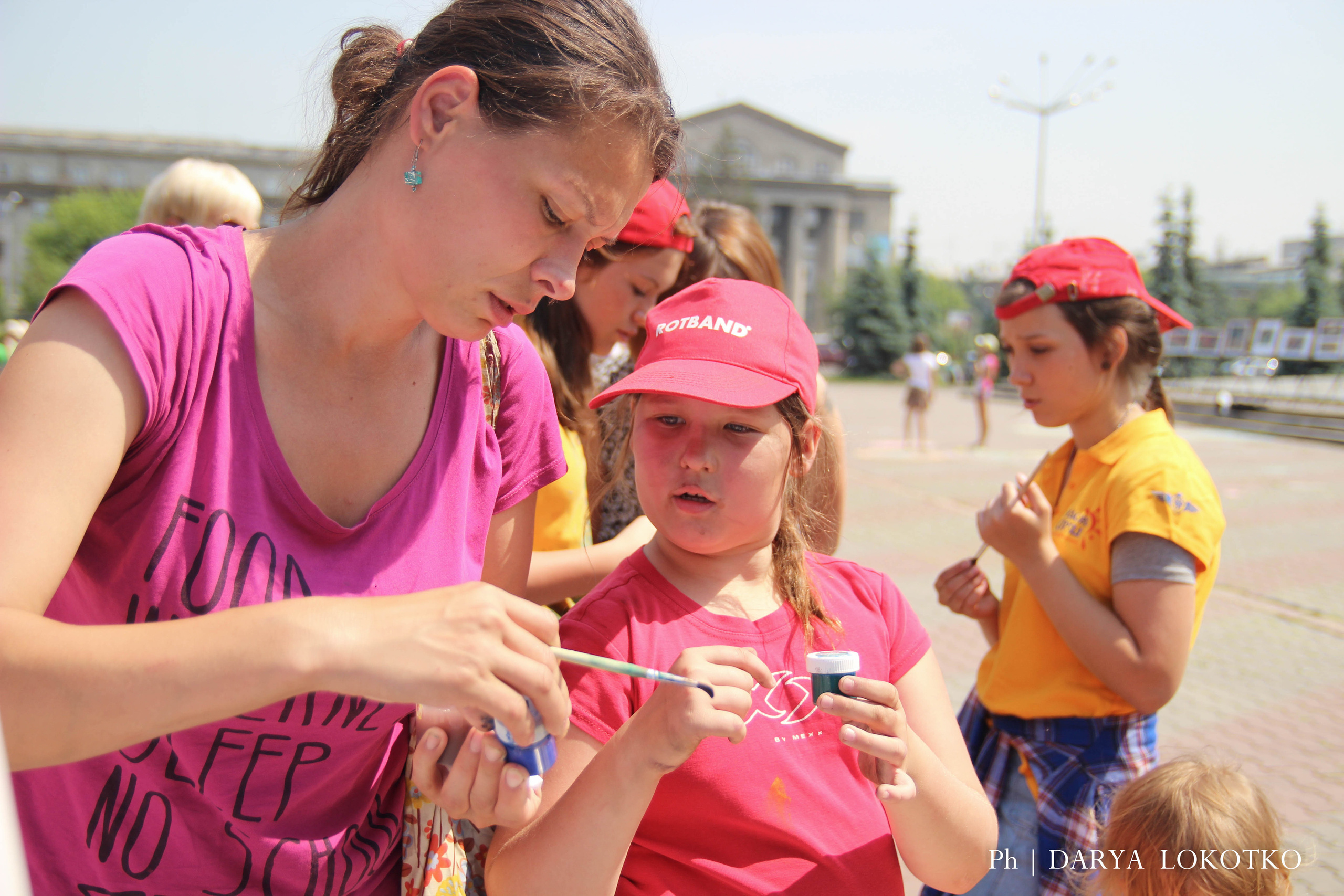 ТОГГ Трудовой отряд художники подростки дети рисуют Красноярск картина лето площадь