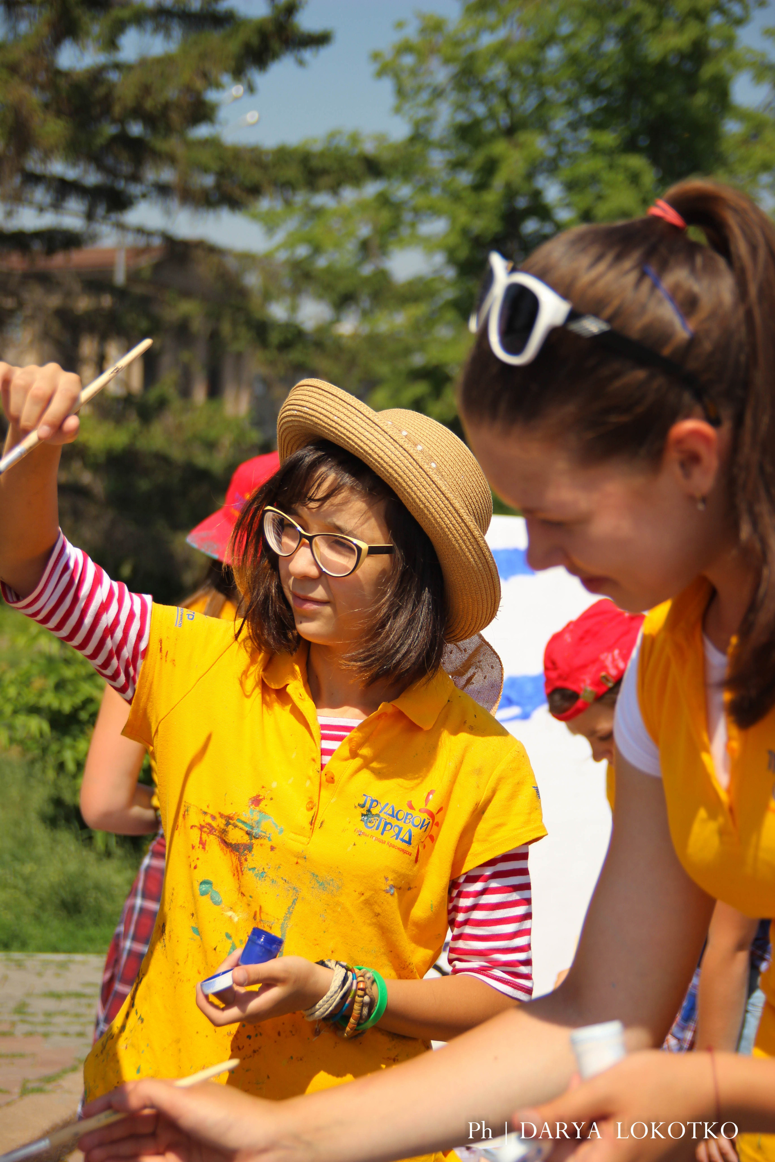 ТОГГ Трудовой отряд художница девочка  подростки дети рисуют Красноярск картина лето площадь