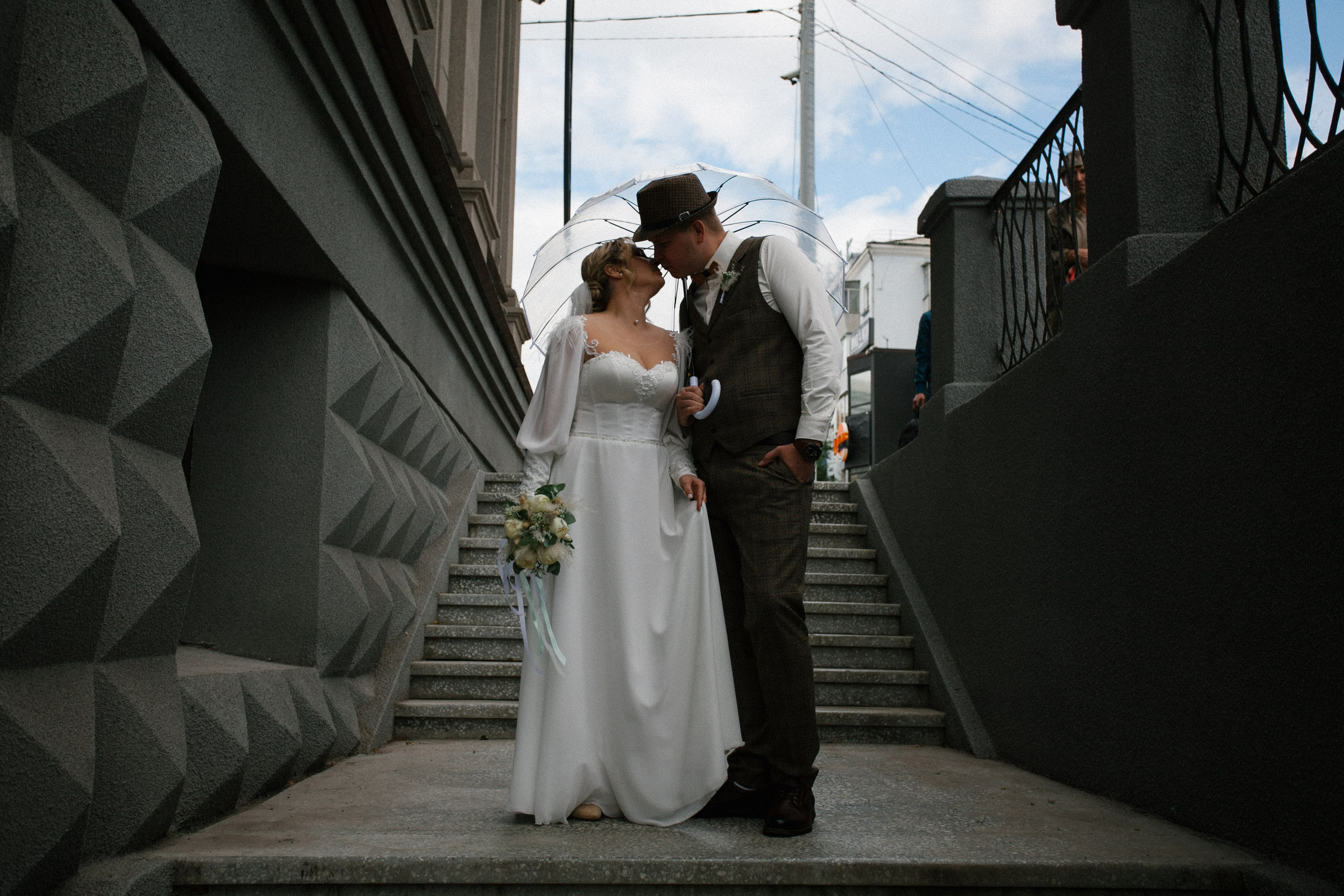 фотосессия красивая пара молодожены жених невеста свадьба бохо стиль  речной вокзал букет невесты