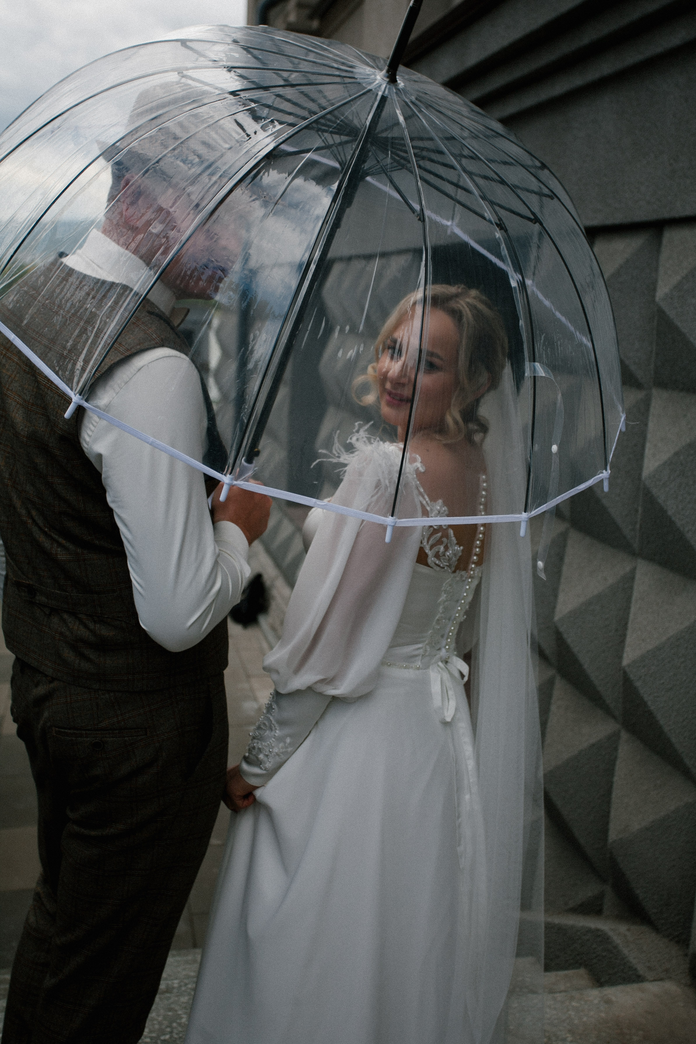 фотосессия красивая пара молодожены жених невеста свадьба бохо стиль  речной вокзал букет невесты