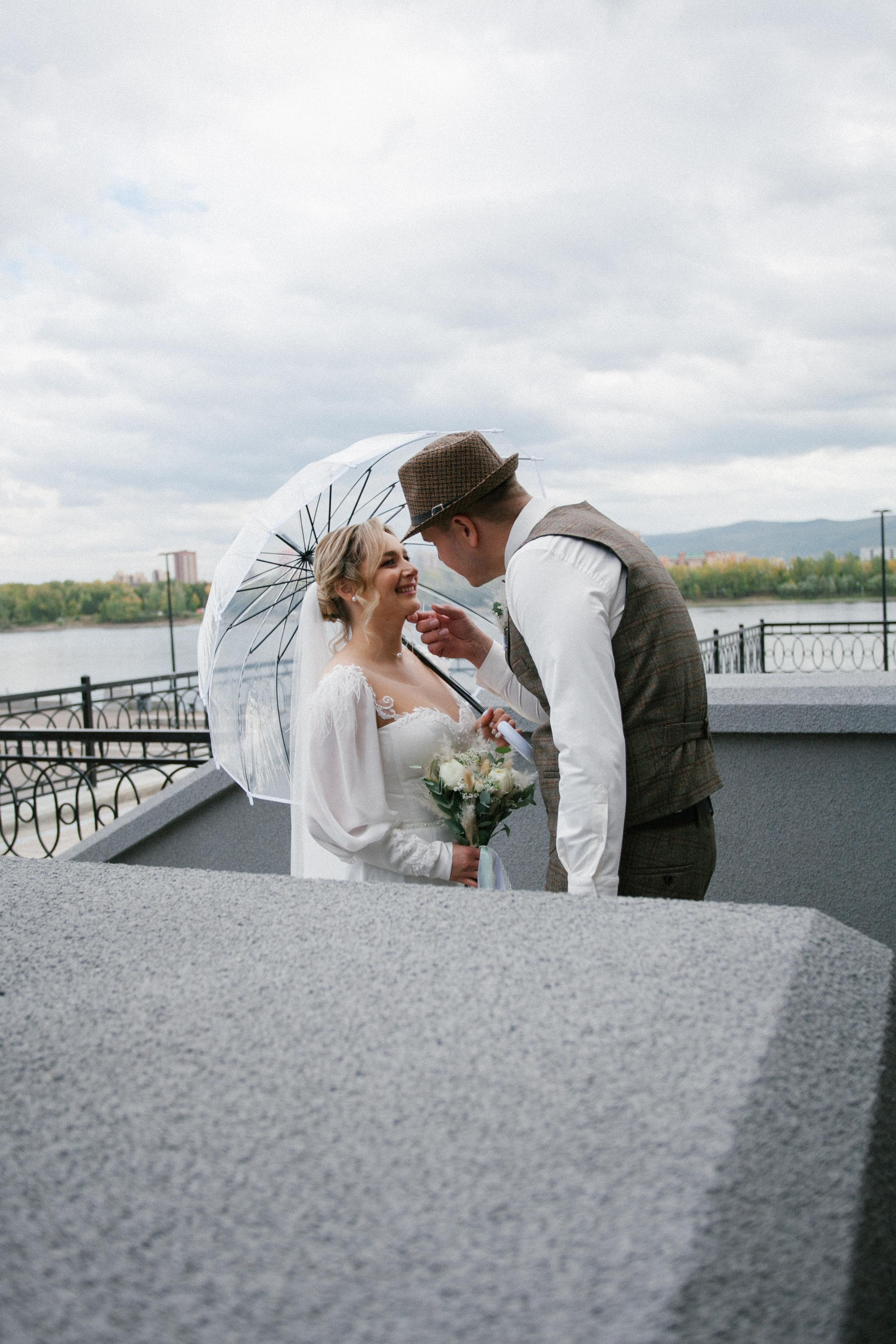 фотосессия красивая пара молодожены жених невеста свадьба бохо стиль  речной вокзал букет невесты