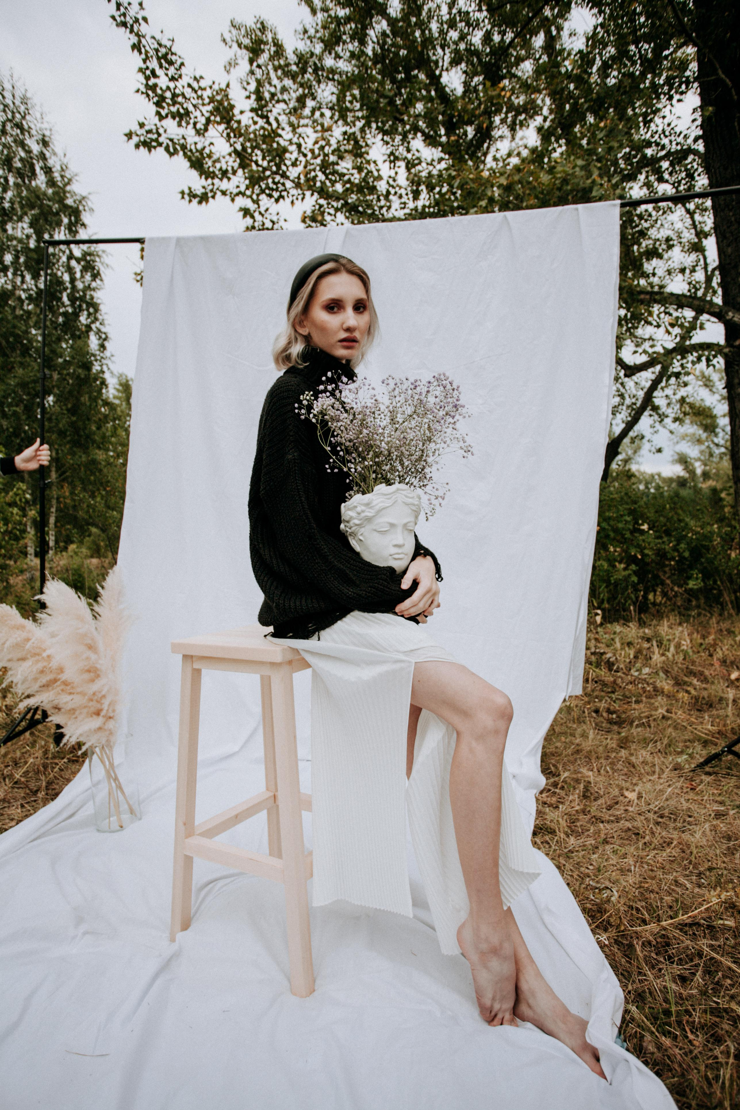 модель красивая девушка блондинка фотосессия на природе бюст цветы длинные ноги осень