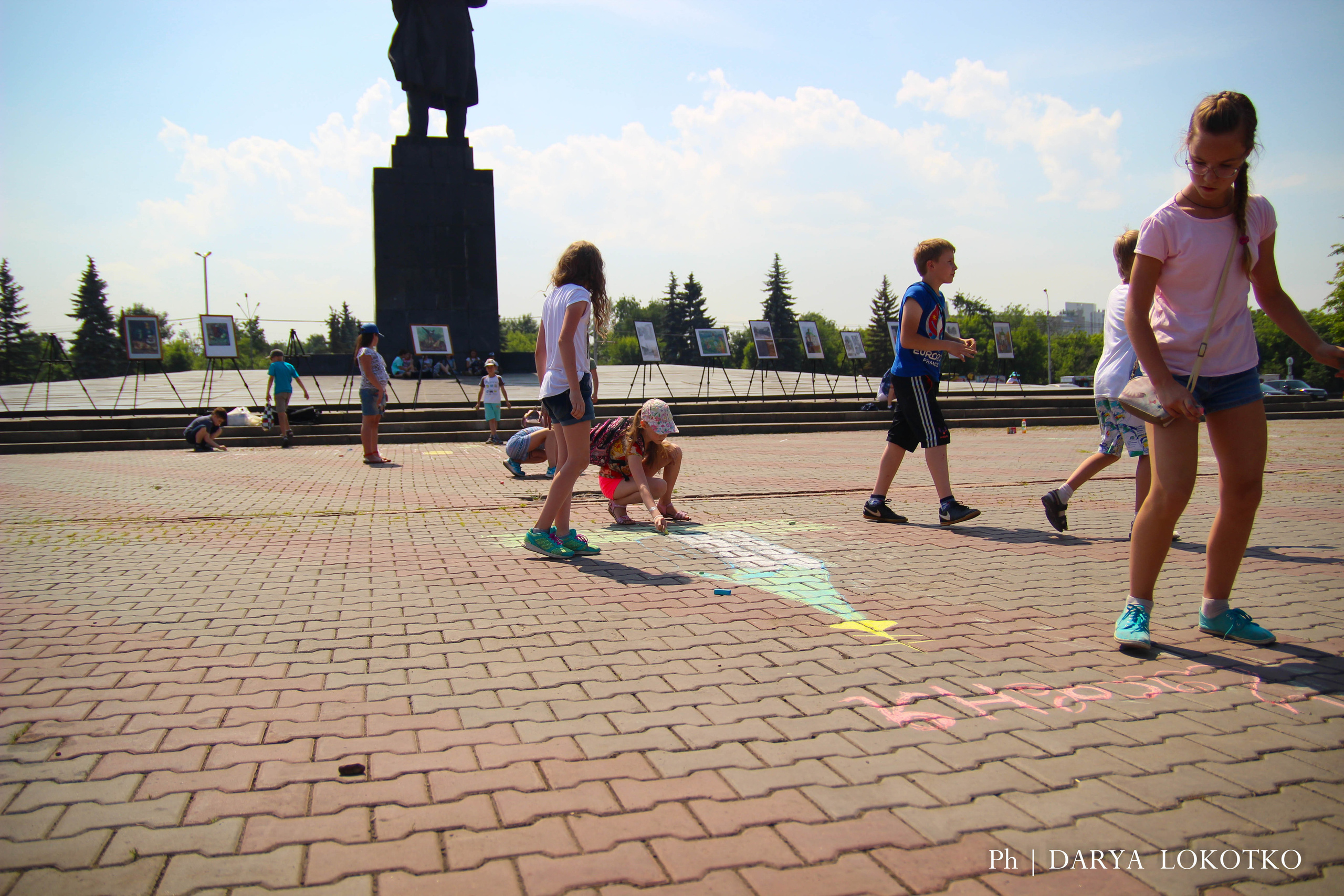 ТОГГ Трудовой отряд художники подростки дети рисуют Красноярск картина лето площадь Ленина асфальт