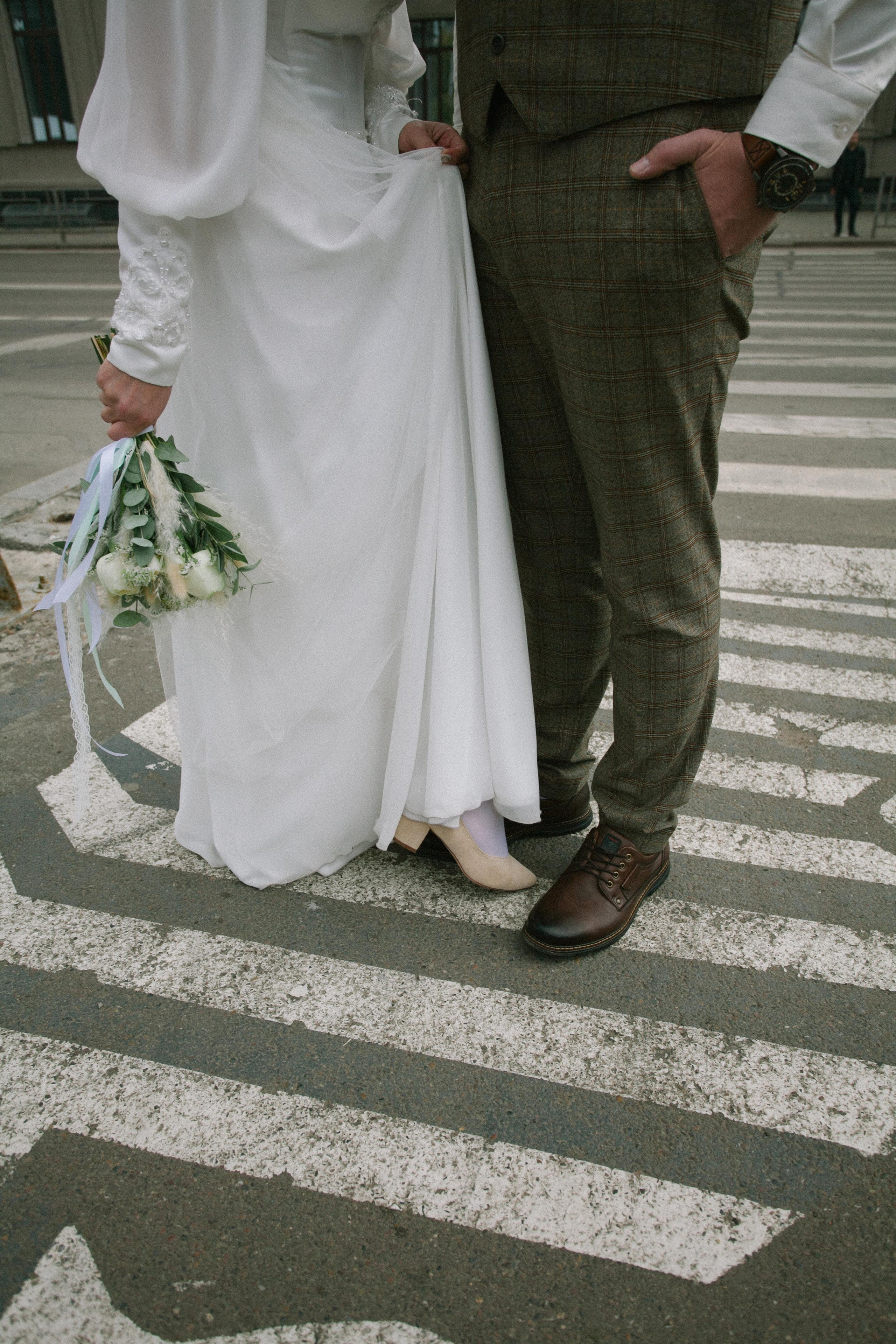 красивая пара молодожены жених невеста свадьба бохо стиль зебра пешеходный переход речной вокзал