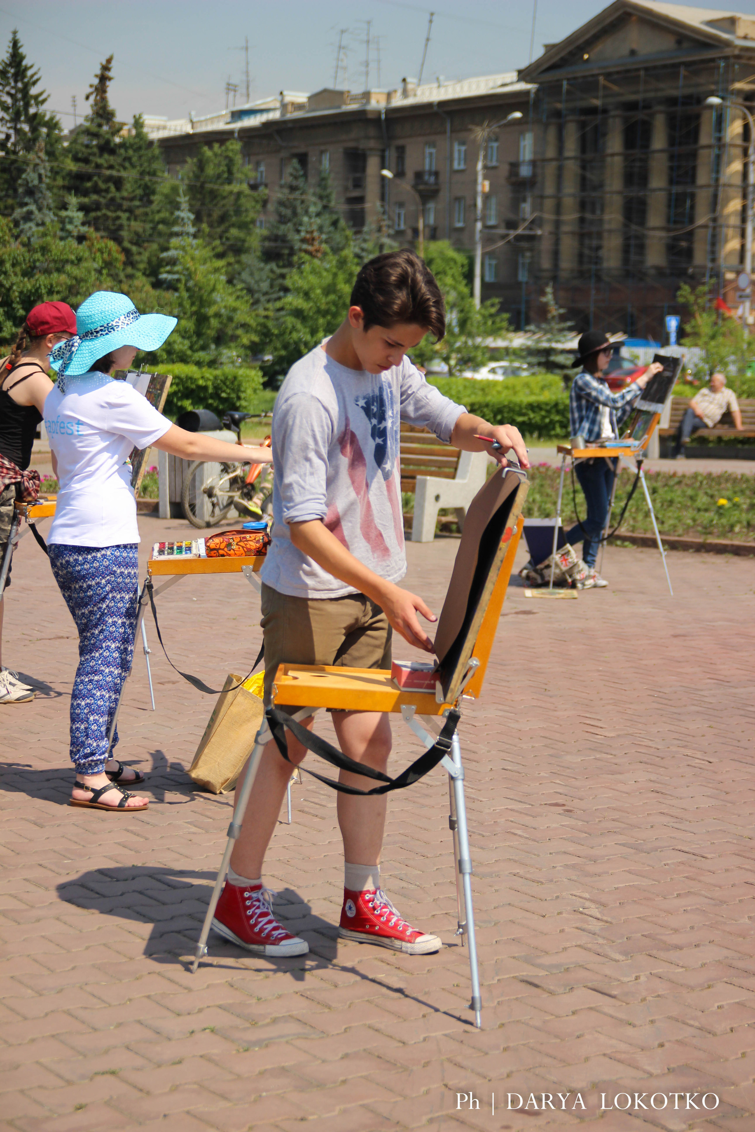 ТОГГ Трудовой отряд художники подростки дети рисуют Красноярск картина лето площадь