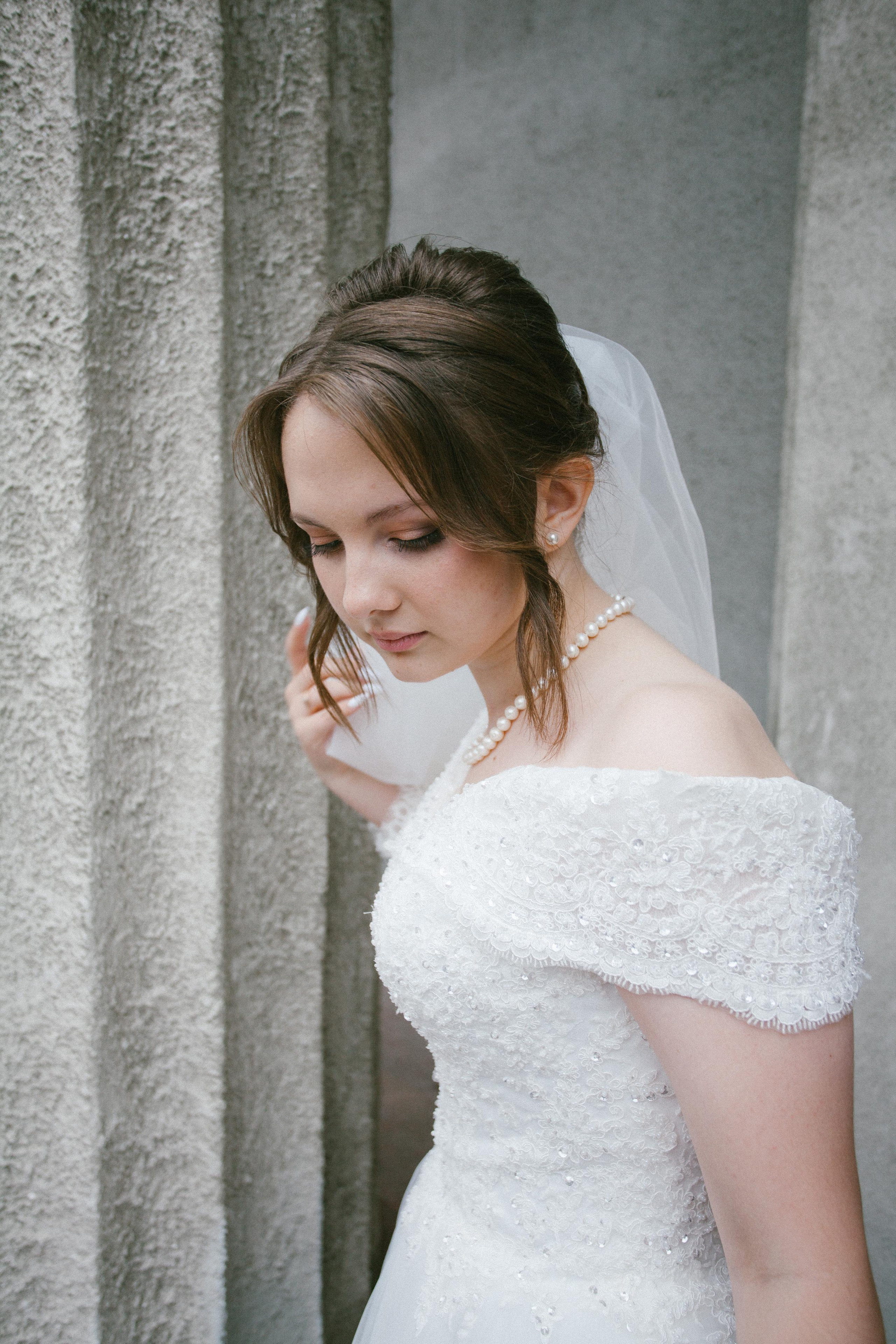 невеста свадьба фотосессия в центре города   театр пушкина колонны