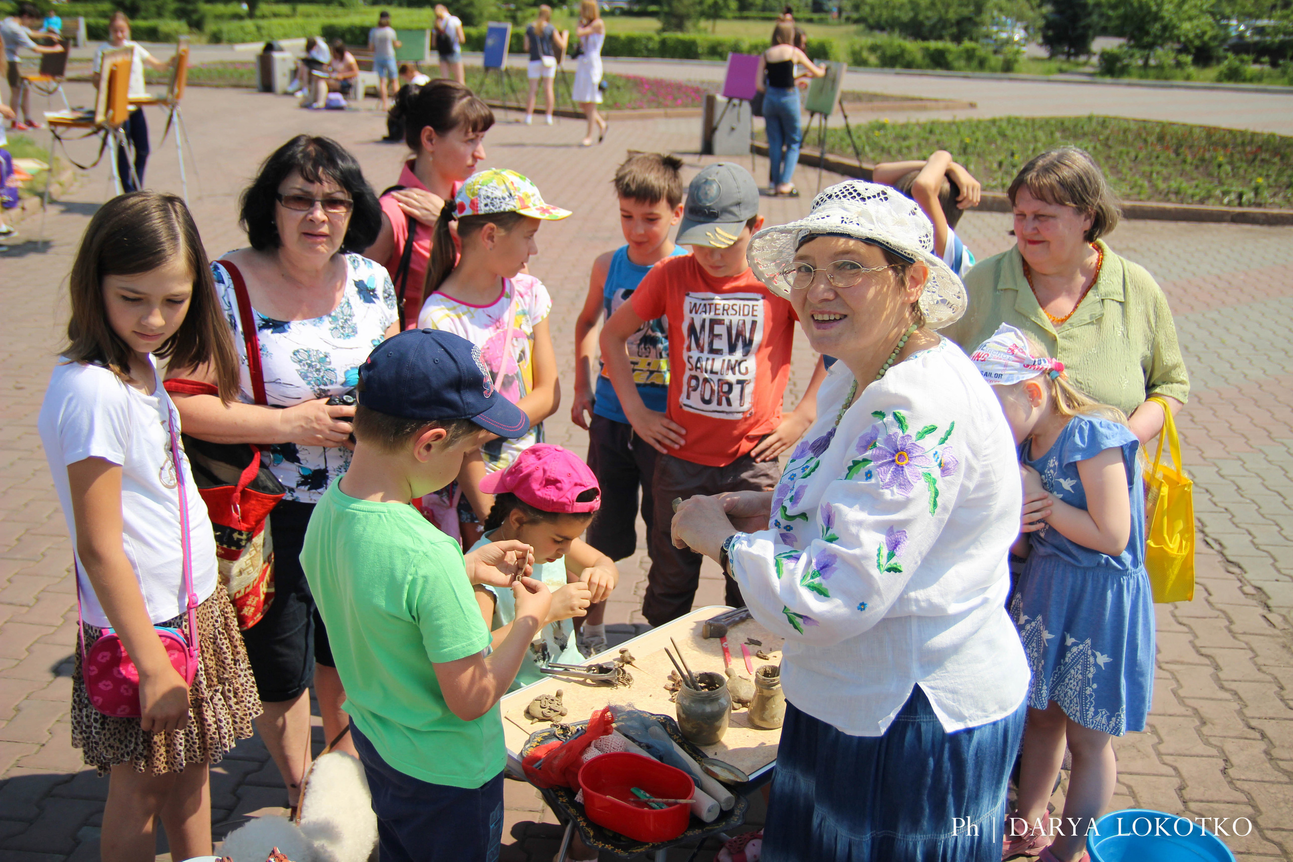 ТОГГ Трудовой отряд художники подростки дети рисуют Красноярск картина лето площадь