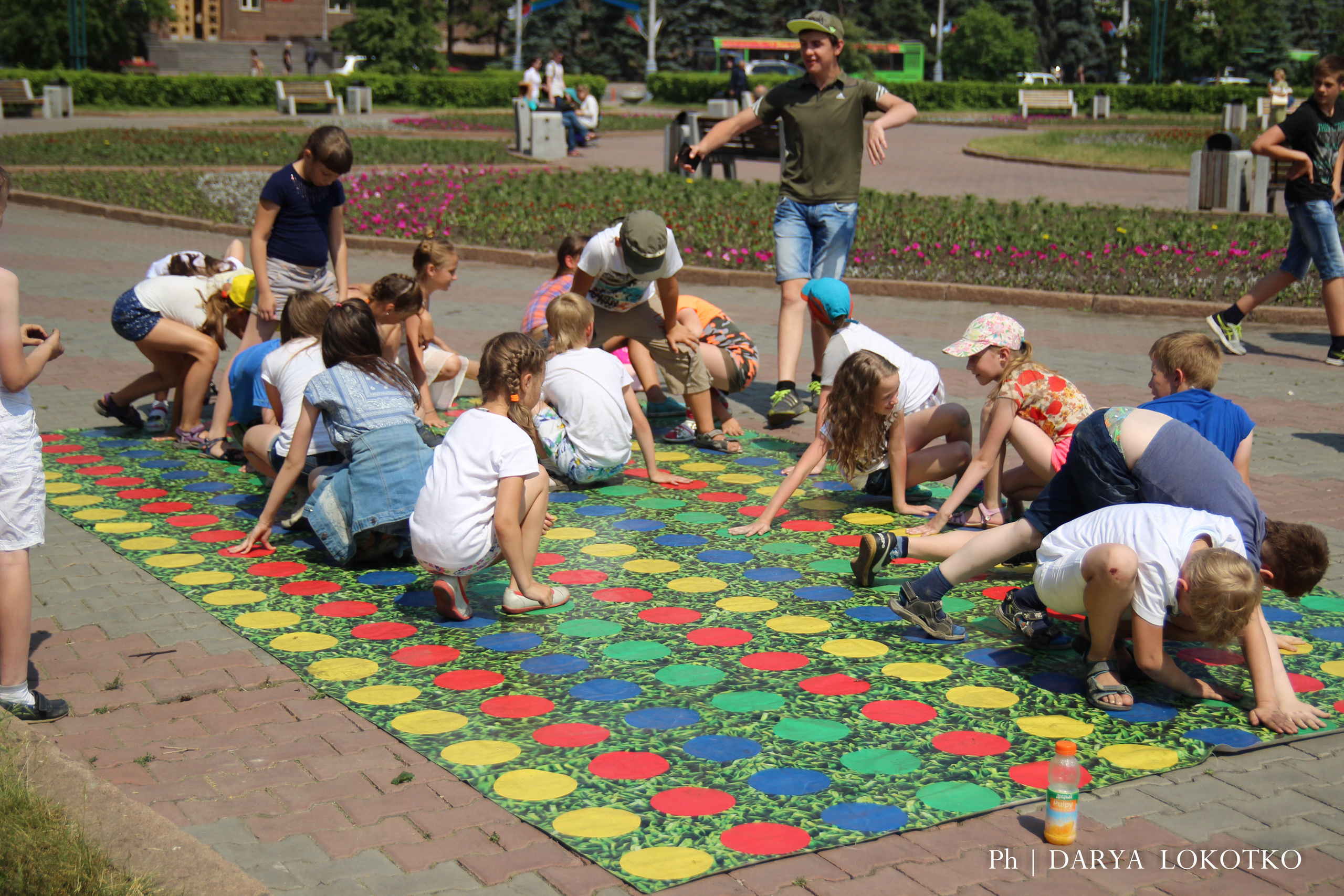 ТОГГ Трудовой отряд художники подростки дети рисуют Красноярск картина лето площадь игра светофор