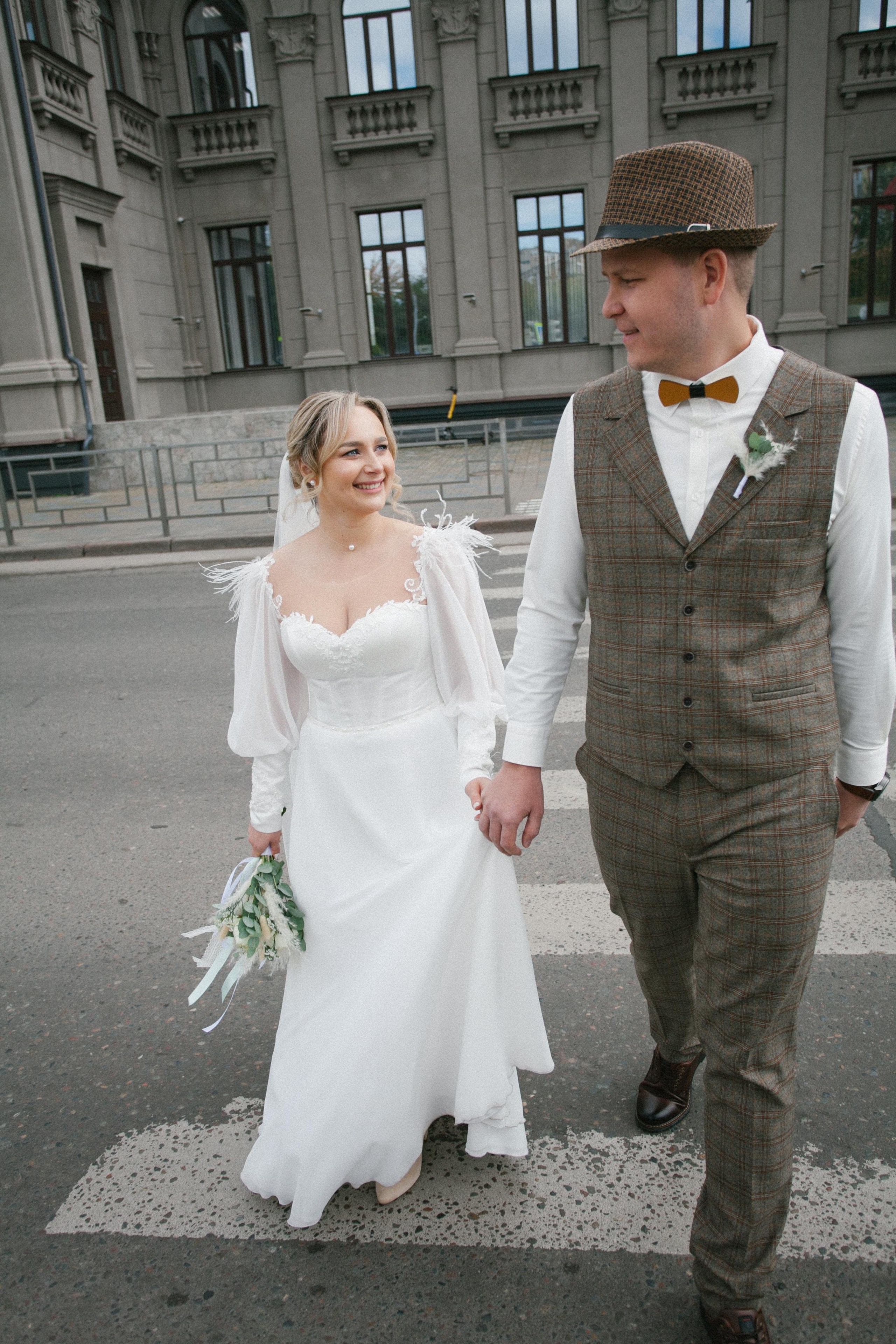 красивая пара молодожены жених невеста свадьба бохо стиль зебра пешеходный переход речной вокзал