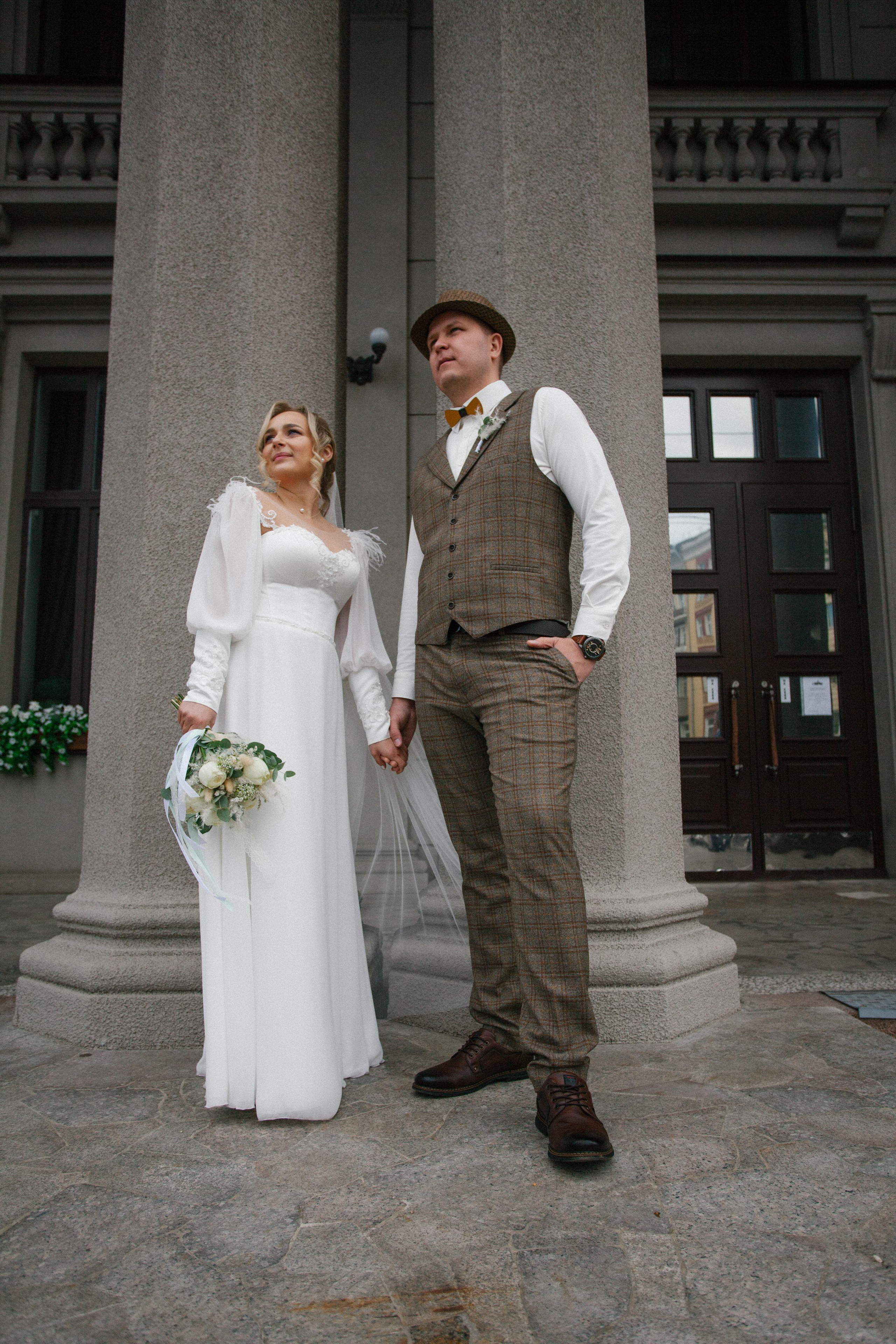 фотосессия красивая пара молодожены жених невеста свадьба бохо стиль  речной вокзал букет невесты