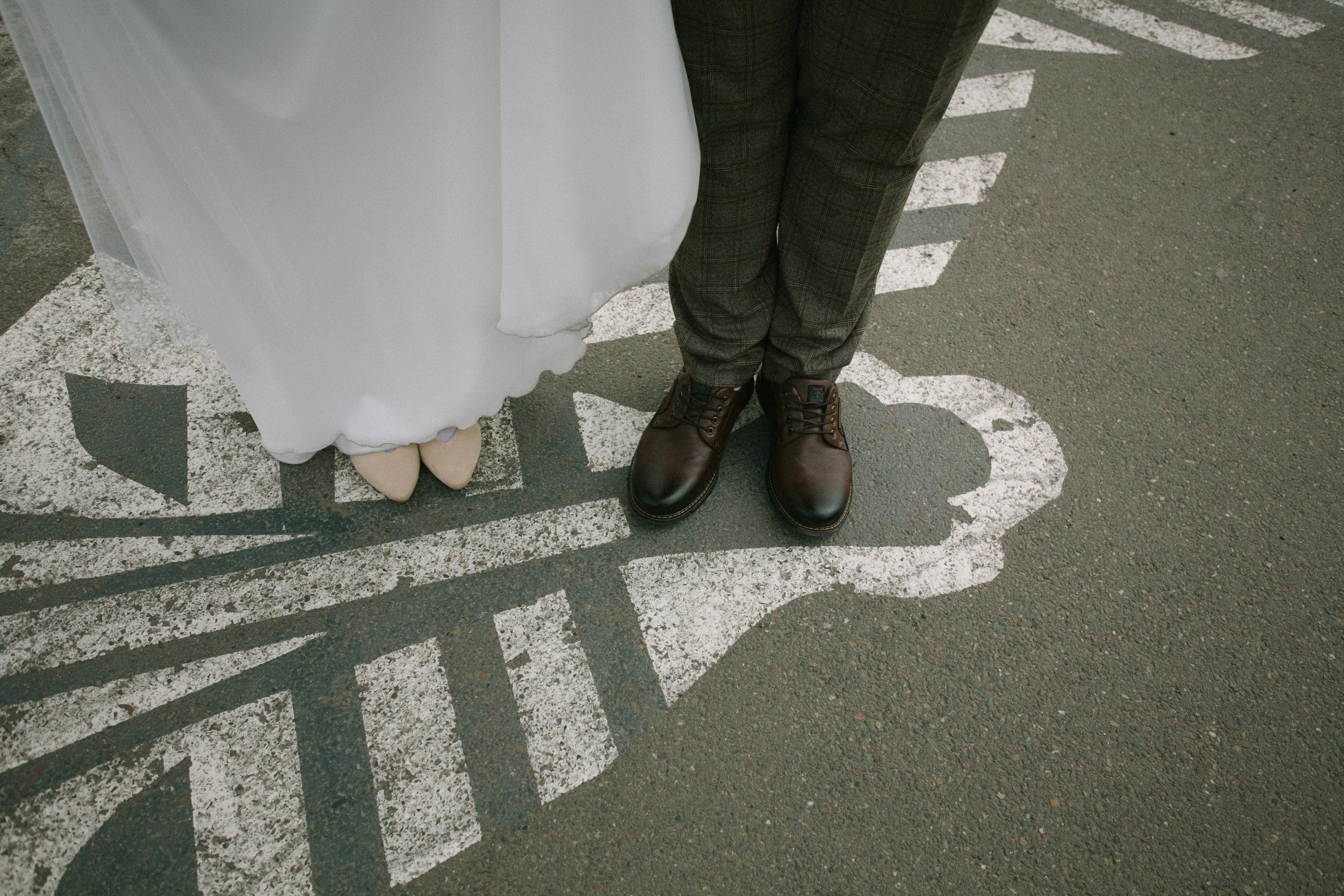 красивая пара молодожены жених невеста свадьба бохо стиль зебра пешеходный переход 