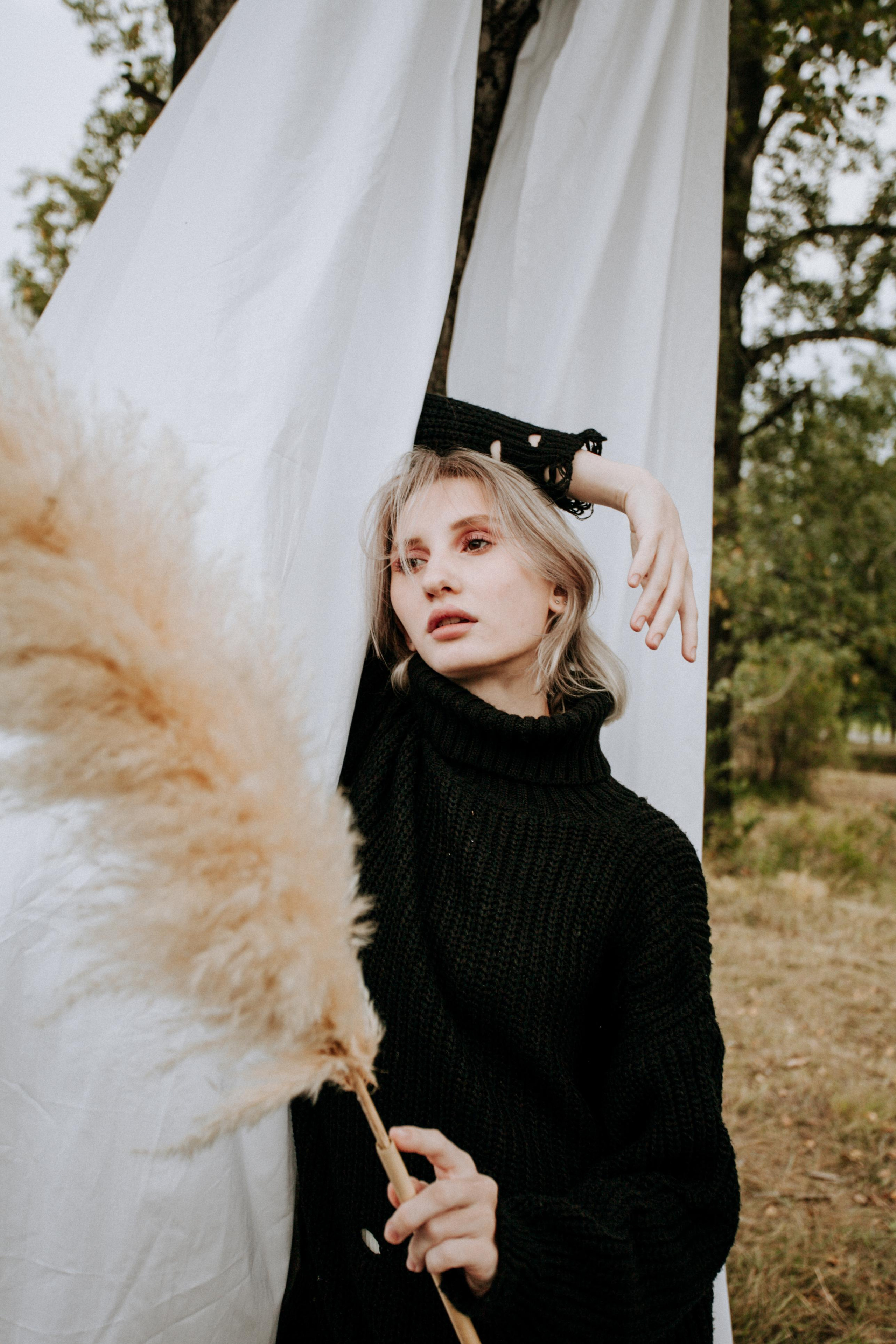 модель красивая девушка блондинка фотосессия на природе простынь осень