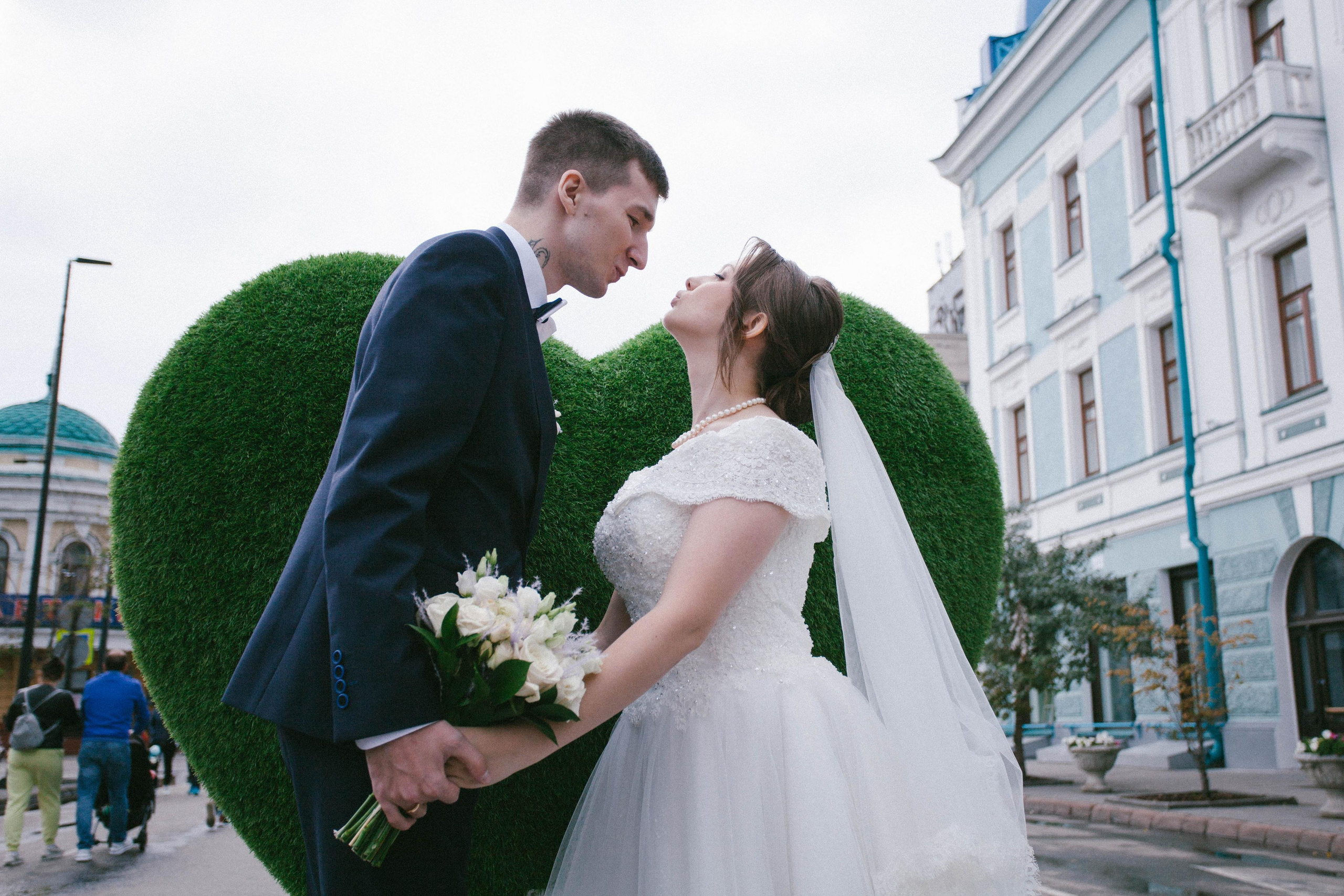 жених и невеста свадьба фотосессия в центре города  молодожены зеленое сердце