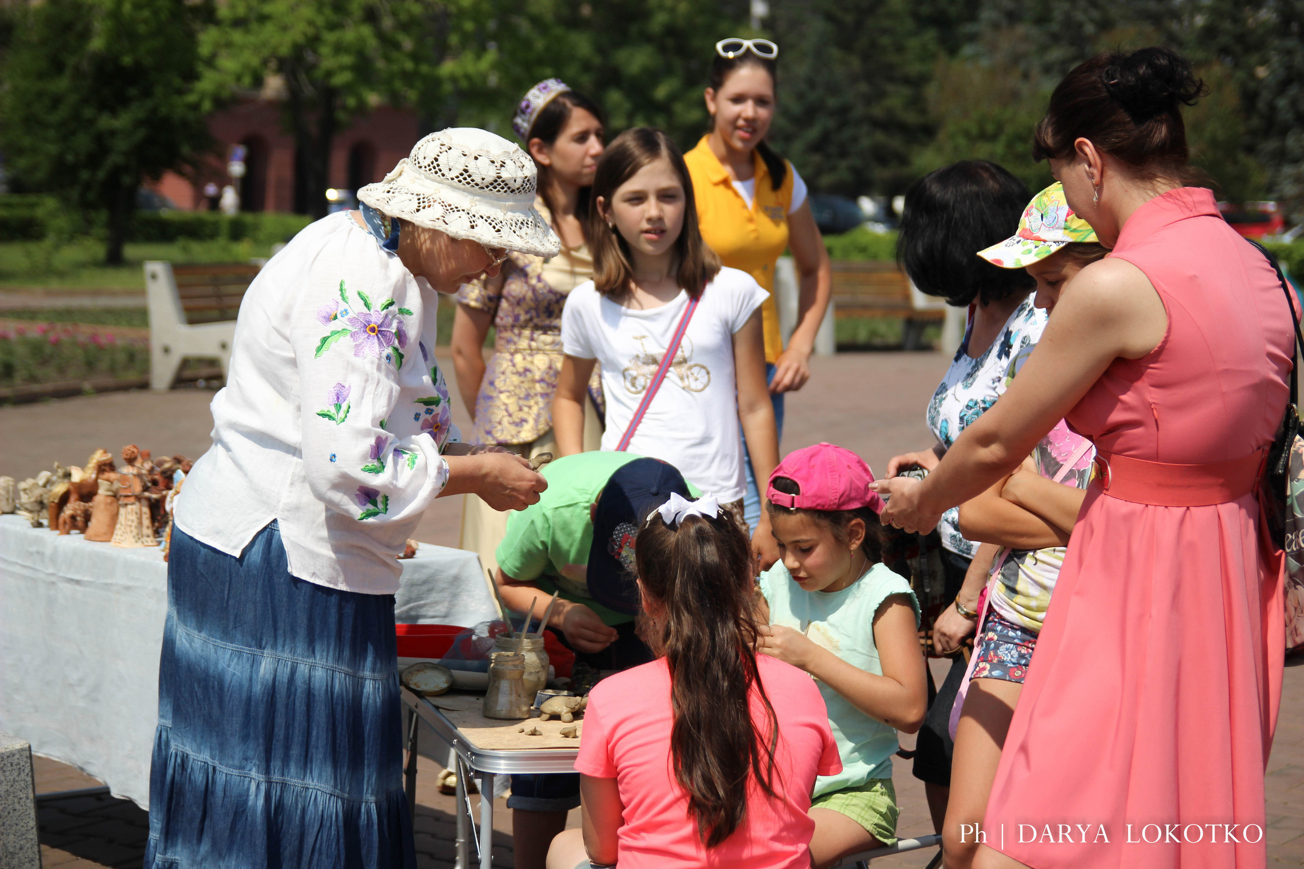 ТОГГ Трудовой отряд художники подростки дети рисуют Красноярск картина лето площадь