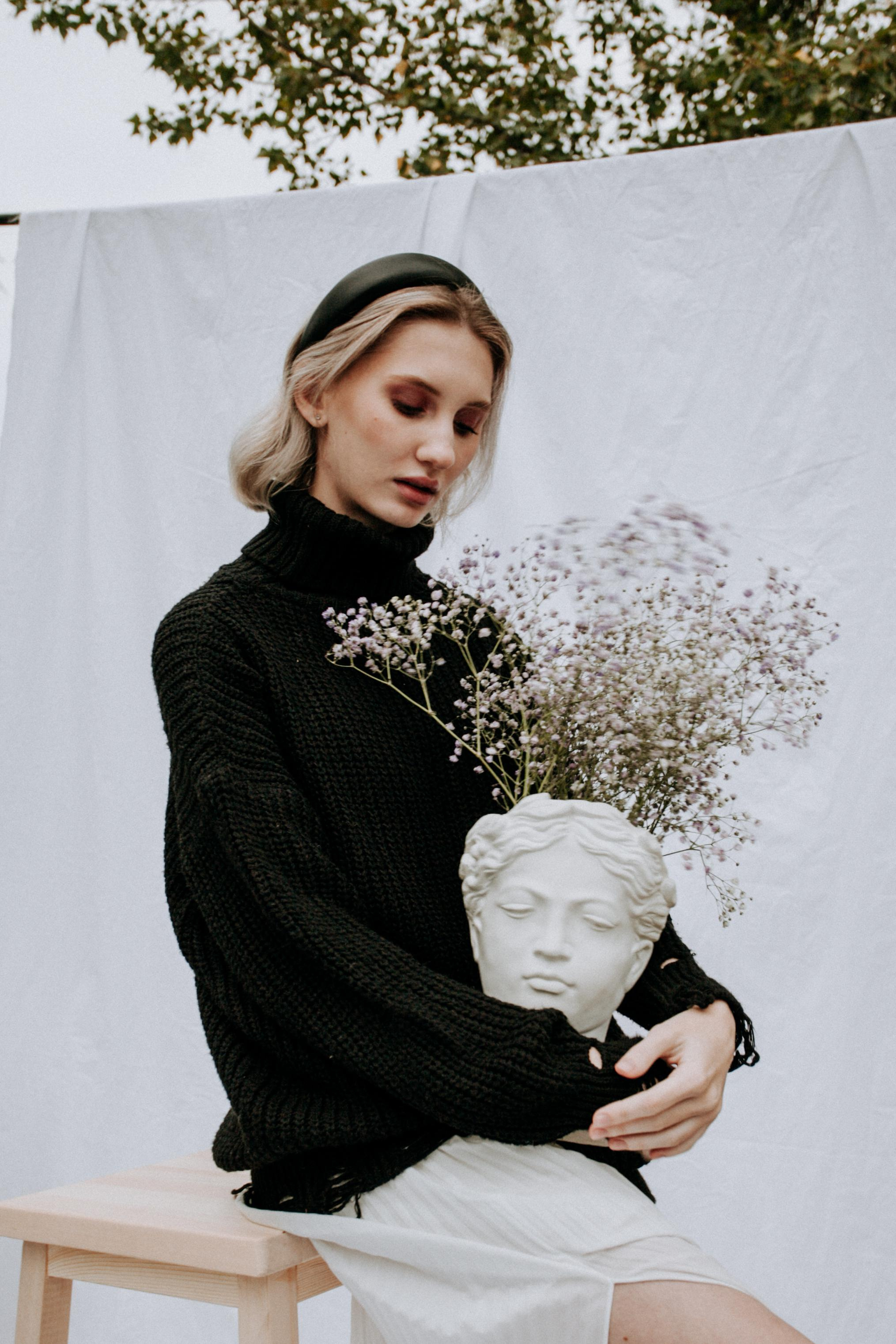 модель красивая девушка блондинка фотосессия на природе бюст цветы осень