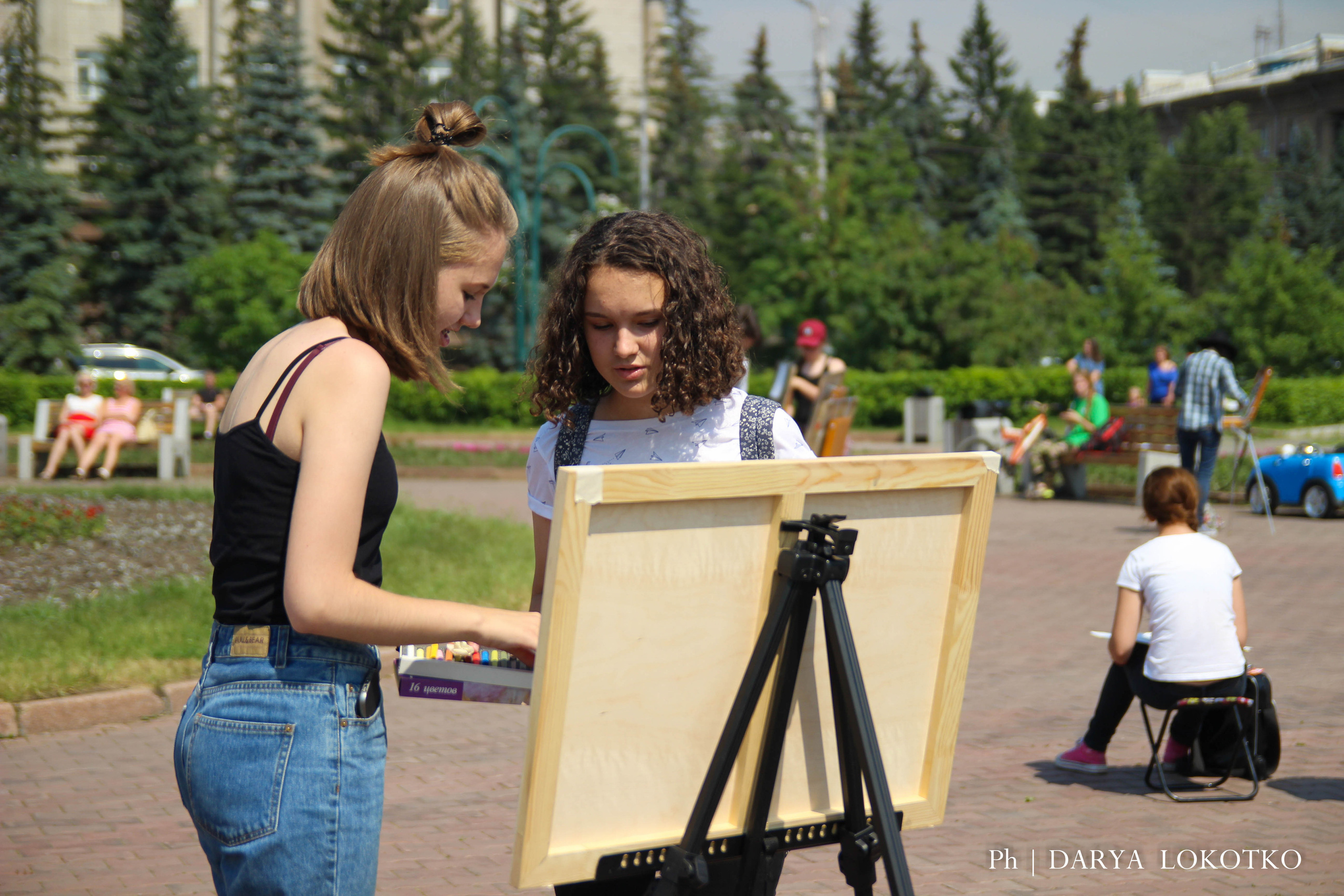 ТОГГ Трудовой отряд художники подростки дети рисуют Красноярск картина лето площадь