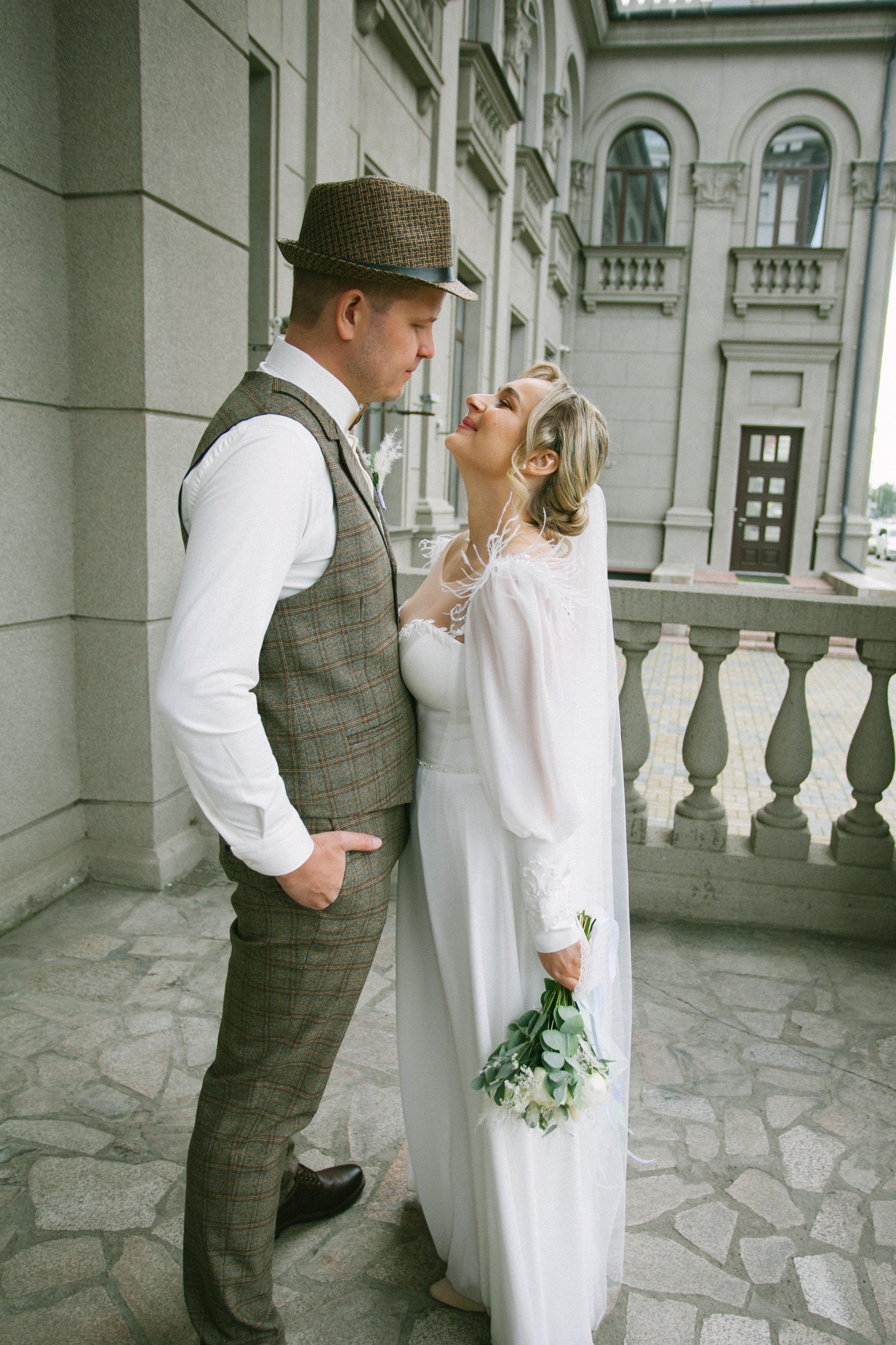 фотосессия красивая пара молодожены жених невеста свадьба бохо стиль  речной вокзал букет невесты