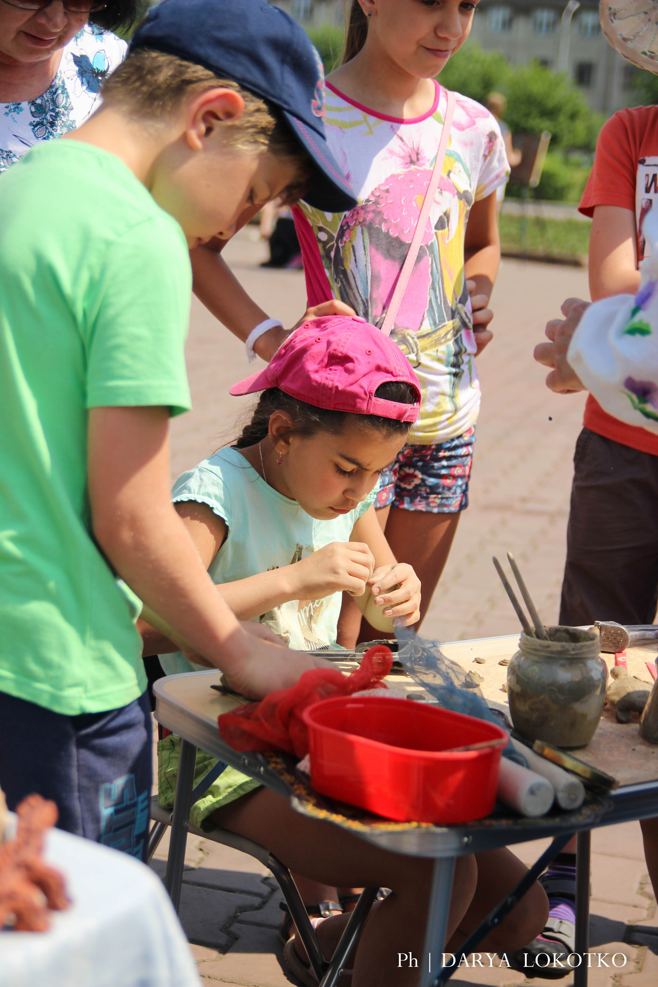 ТОГГ Трудовой отряд художники подростки дети рисуют Красноярск картина лето площадь