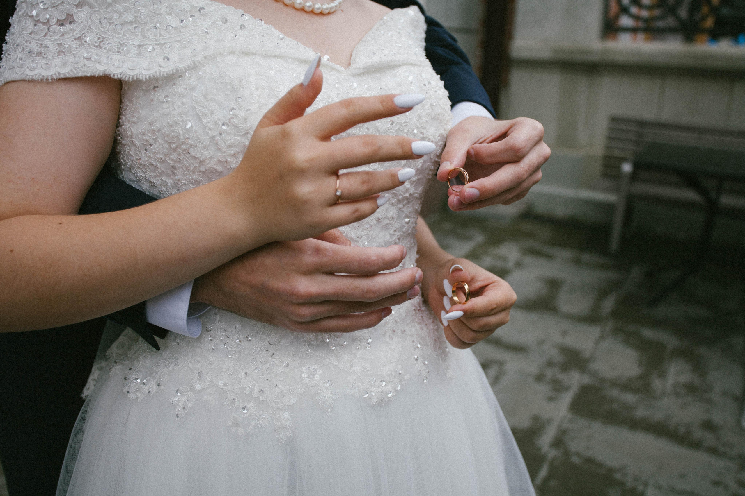 жених и невеста свадьба фотосессия в центре города  молодожены руки кольца