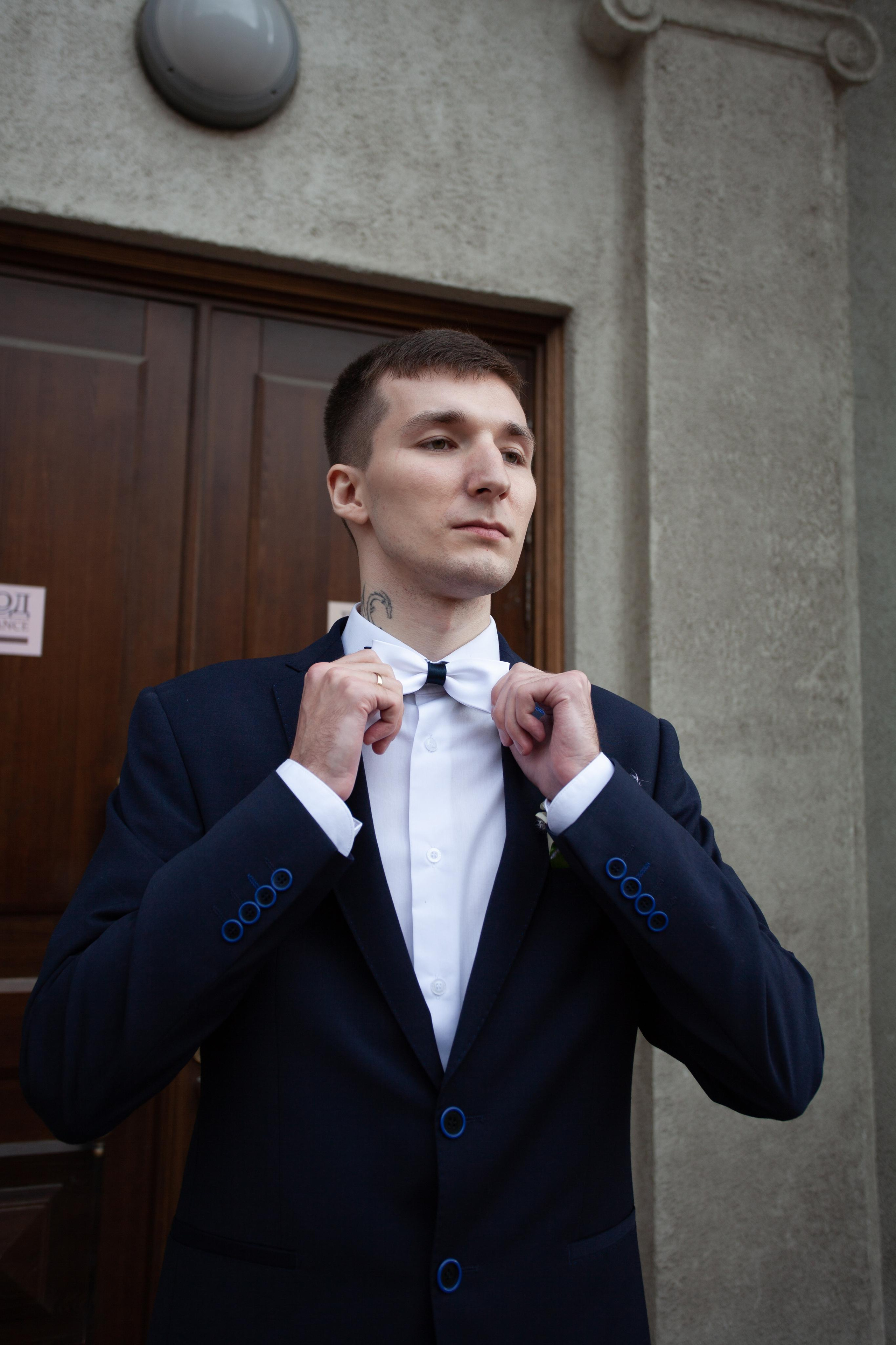 жених бабочка свадьба фотосессия в центре города   театр пушкина колонны