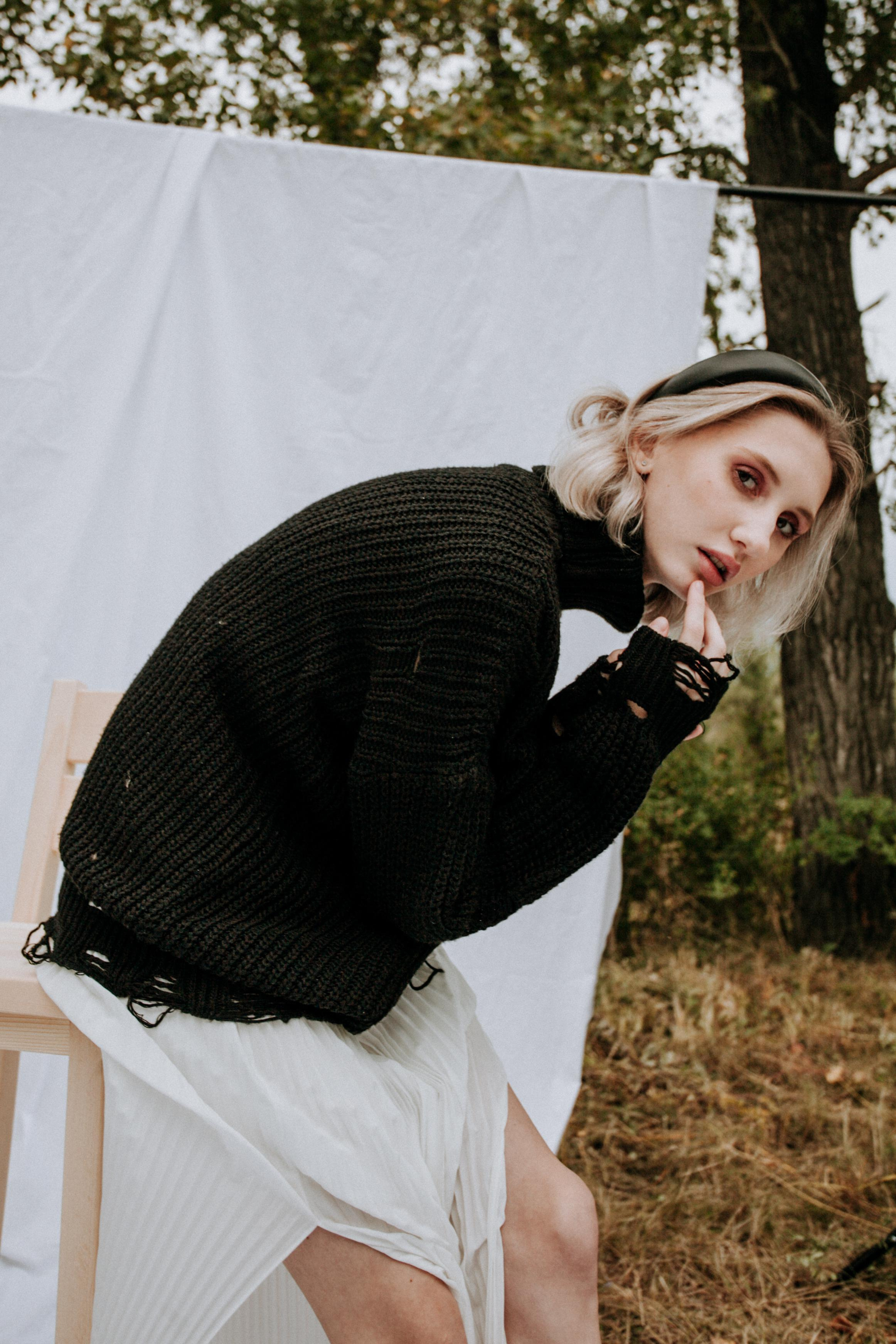 модель красивая девушка блондинка фотосессия на природе бюст цветы осень