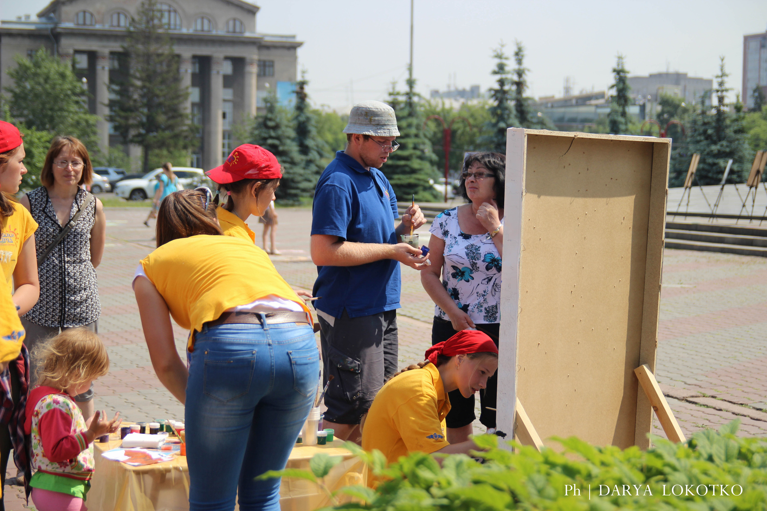 ТОГГ Трудовой отряд художники подростки дети рисуют Красноярск картина лето площадь