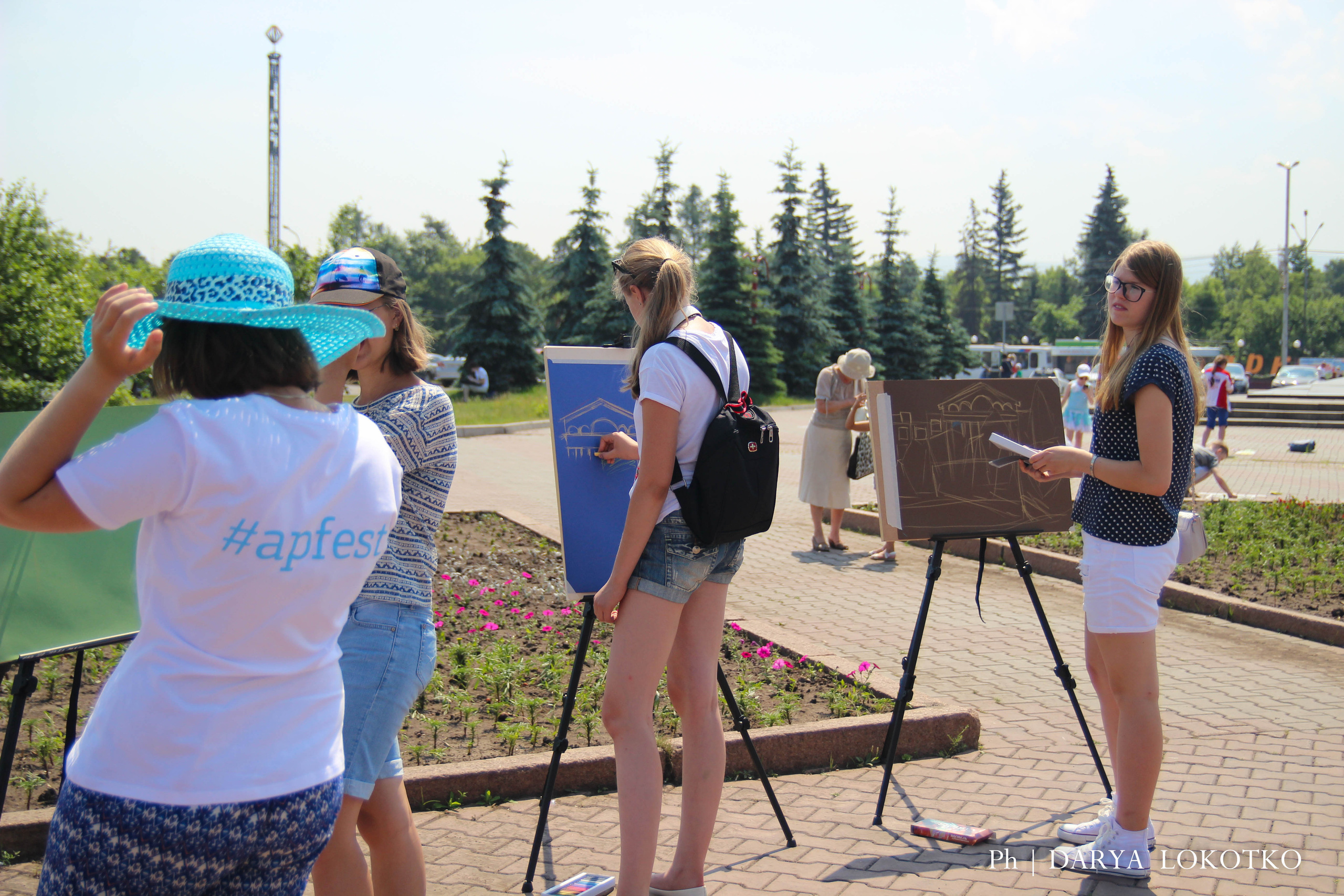 ТОГГ Трудовой отряд художники подростки дети рисуют Красноярск картина лето площадь