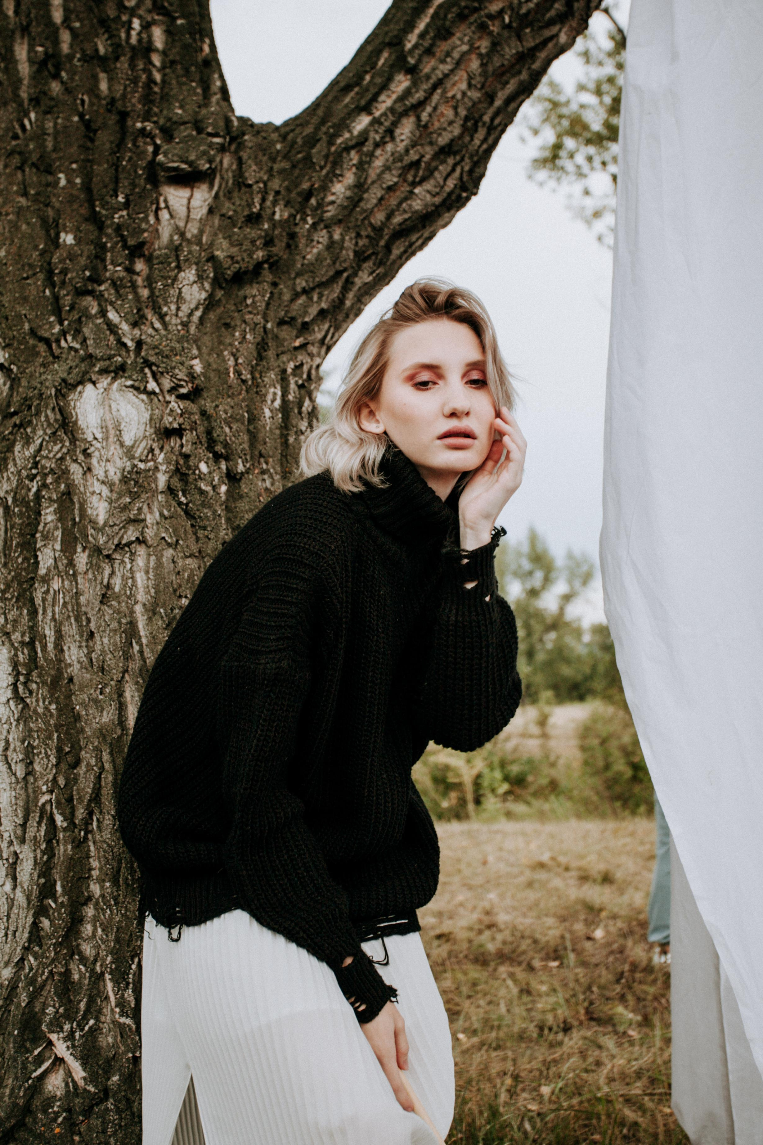 модель красивая девушка блондинка фотосессия на природе простынь осень