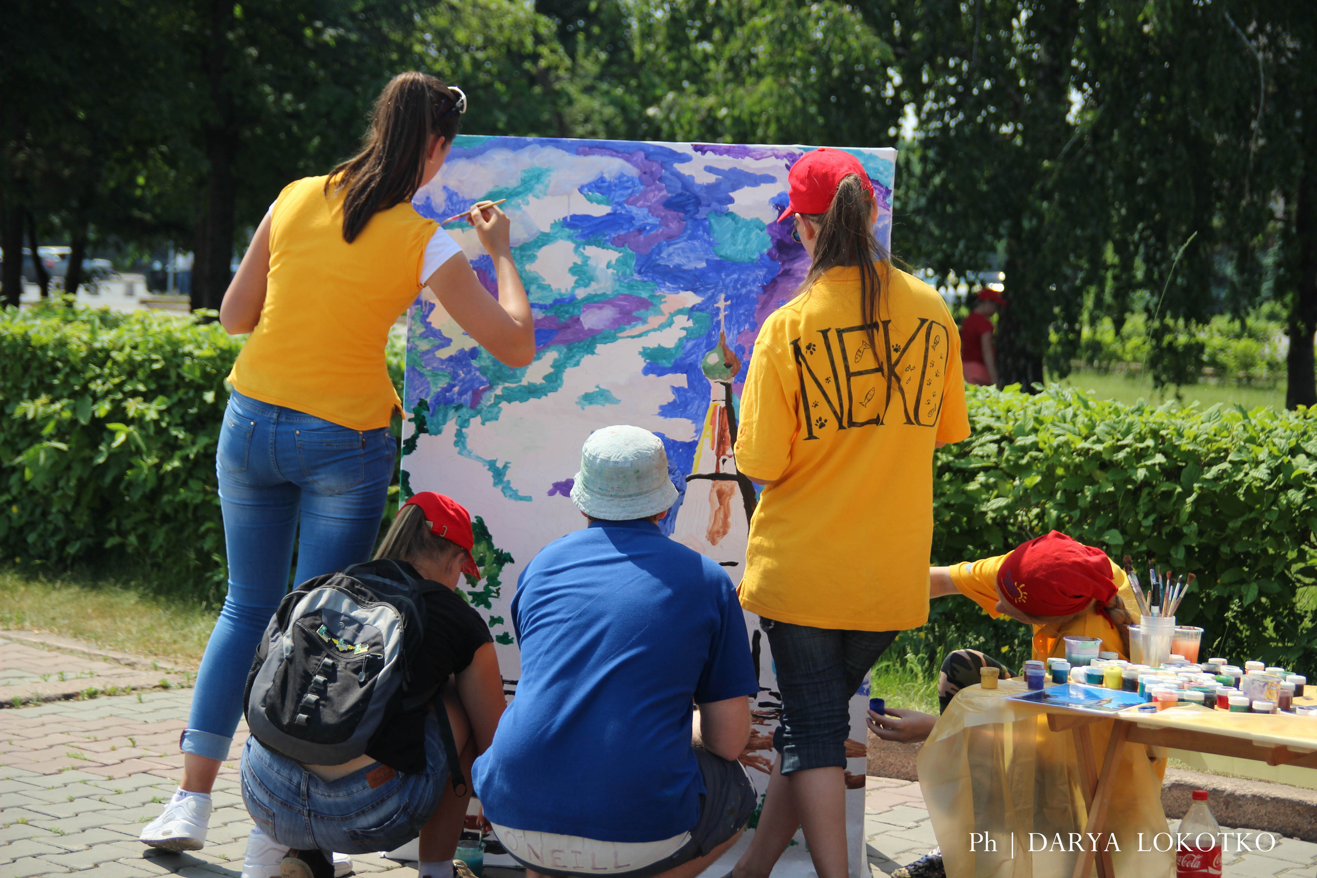 ТОГГ Трудовой отряд художники подростки дети рисуют Красноярск картина лето площадь большой холст