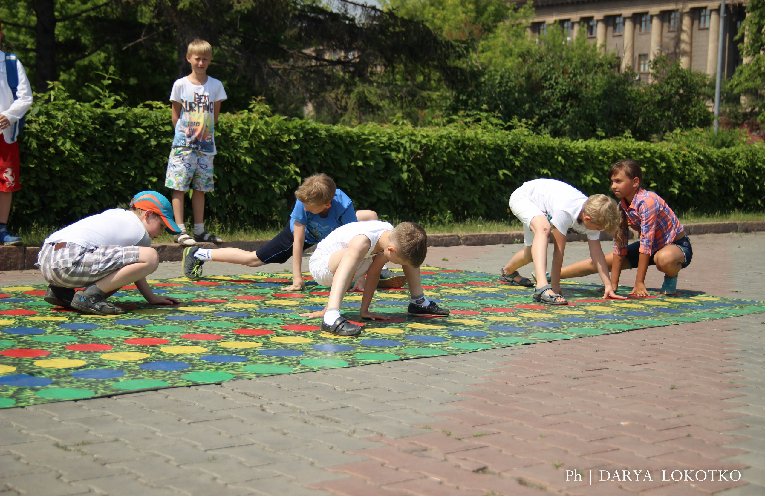 ТОГГ Трудовой отряд художники подростки дети рисуют Красноярск картина лето площадь светофор