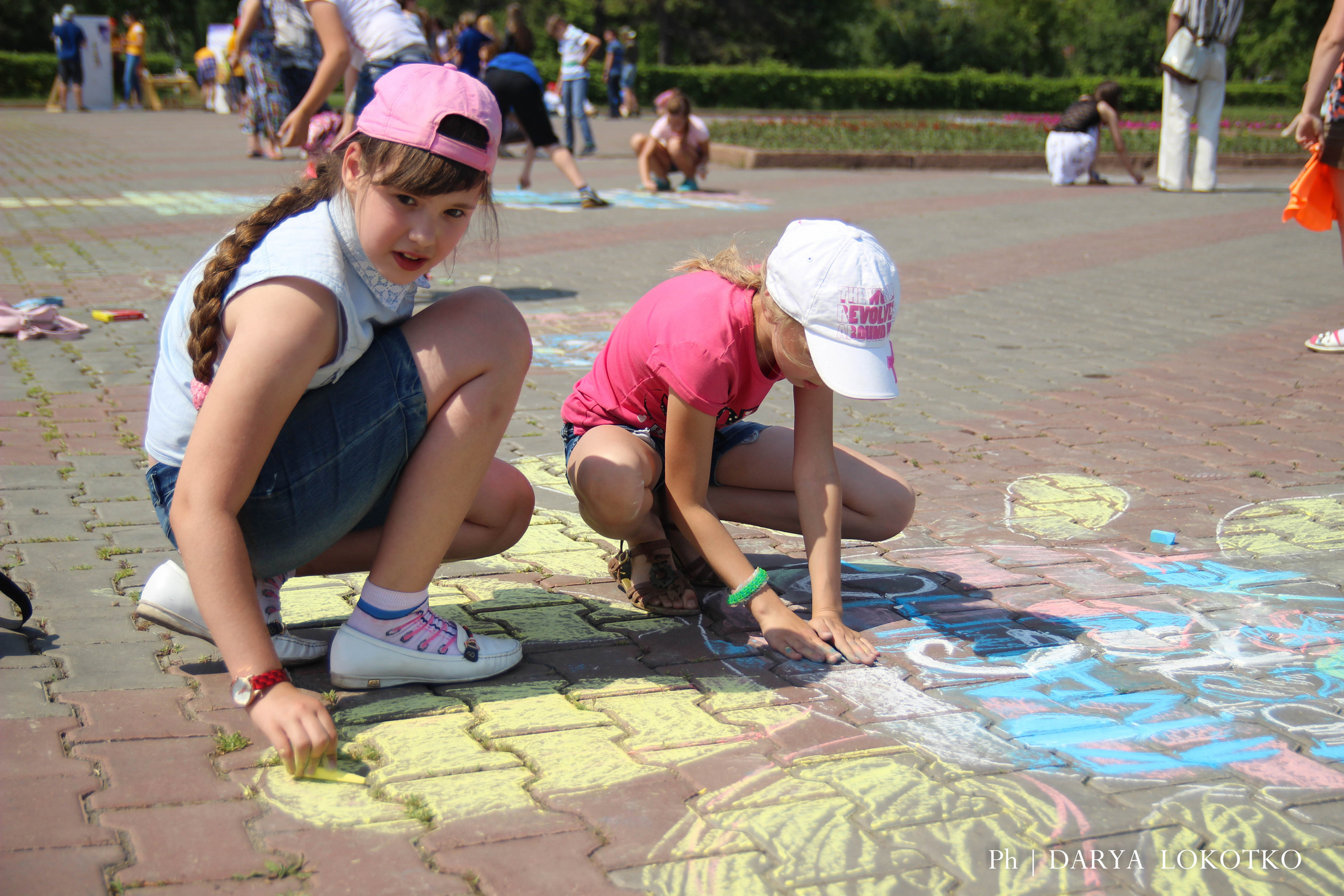 ТОГГ Трудовой отряд художники подростки дети рисуют Красноярск картина лето площадь асфальт