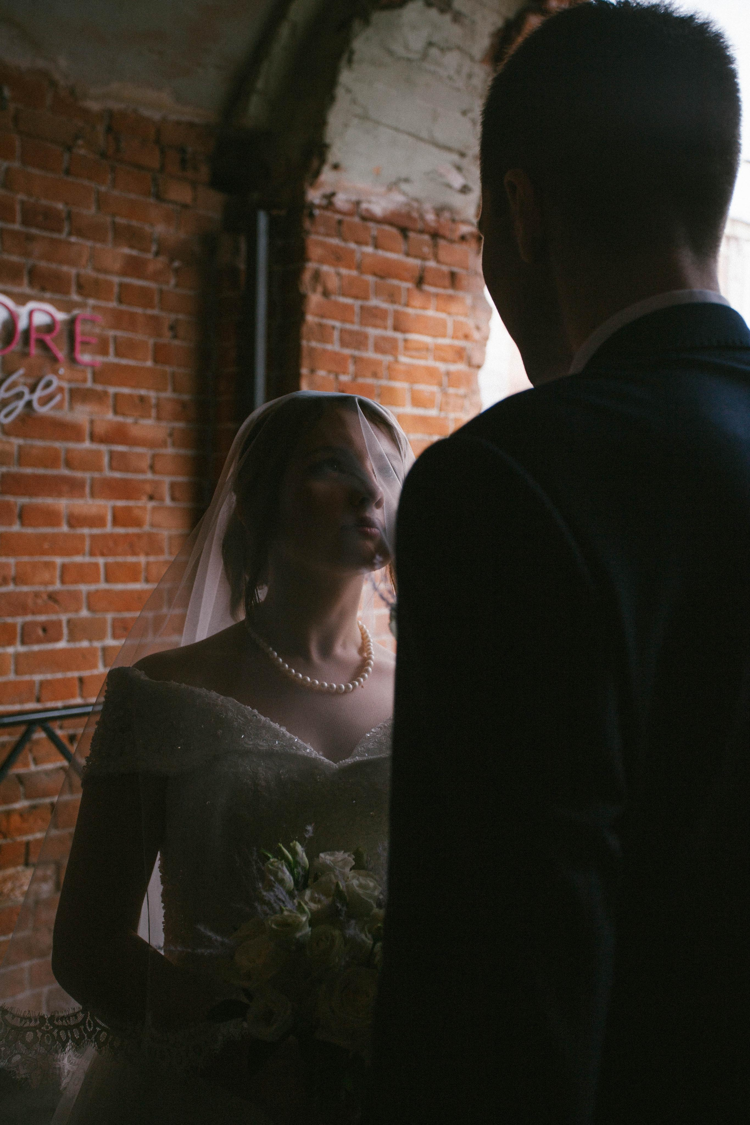 жених и невеста свадьба фотосессия в центре города 