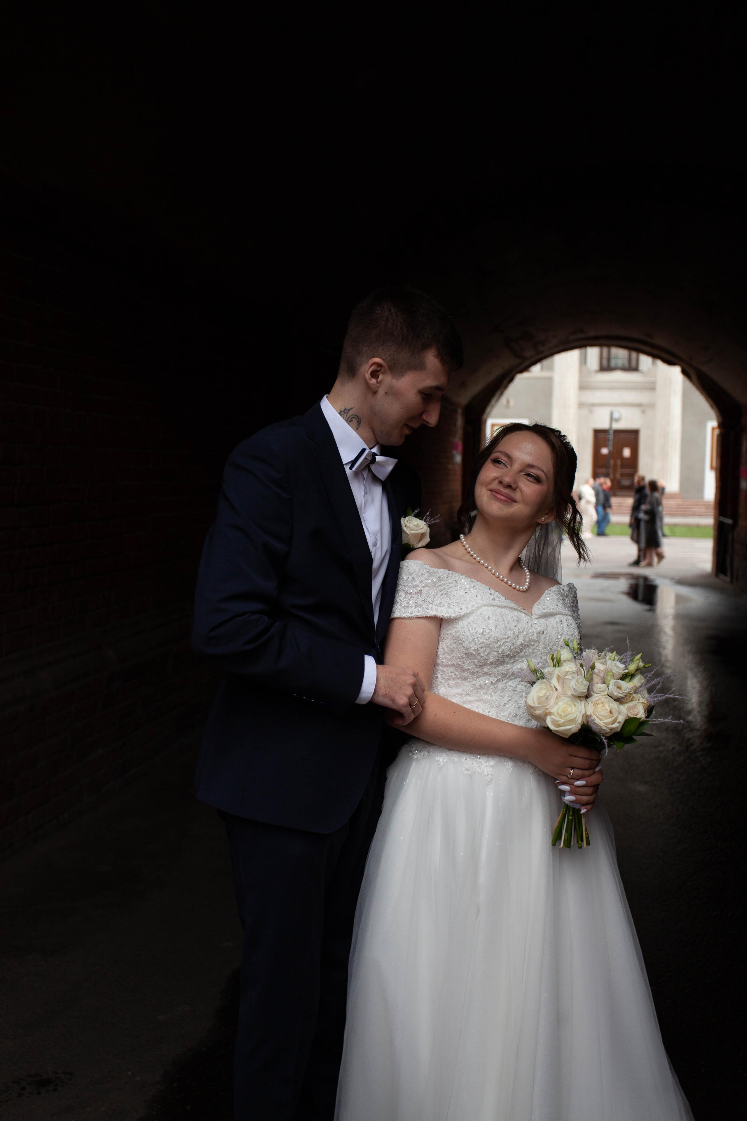 жених и невеста свадьба фотосессия в центре города  молодожены