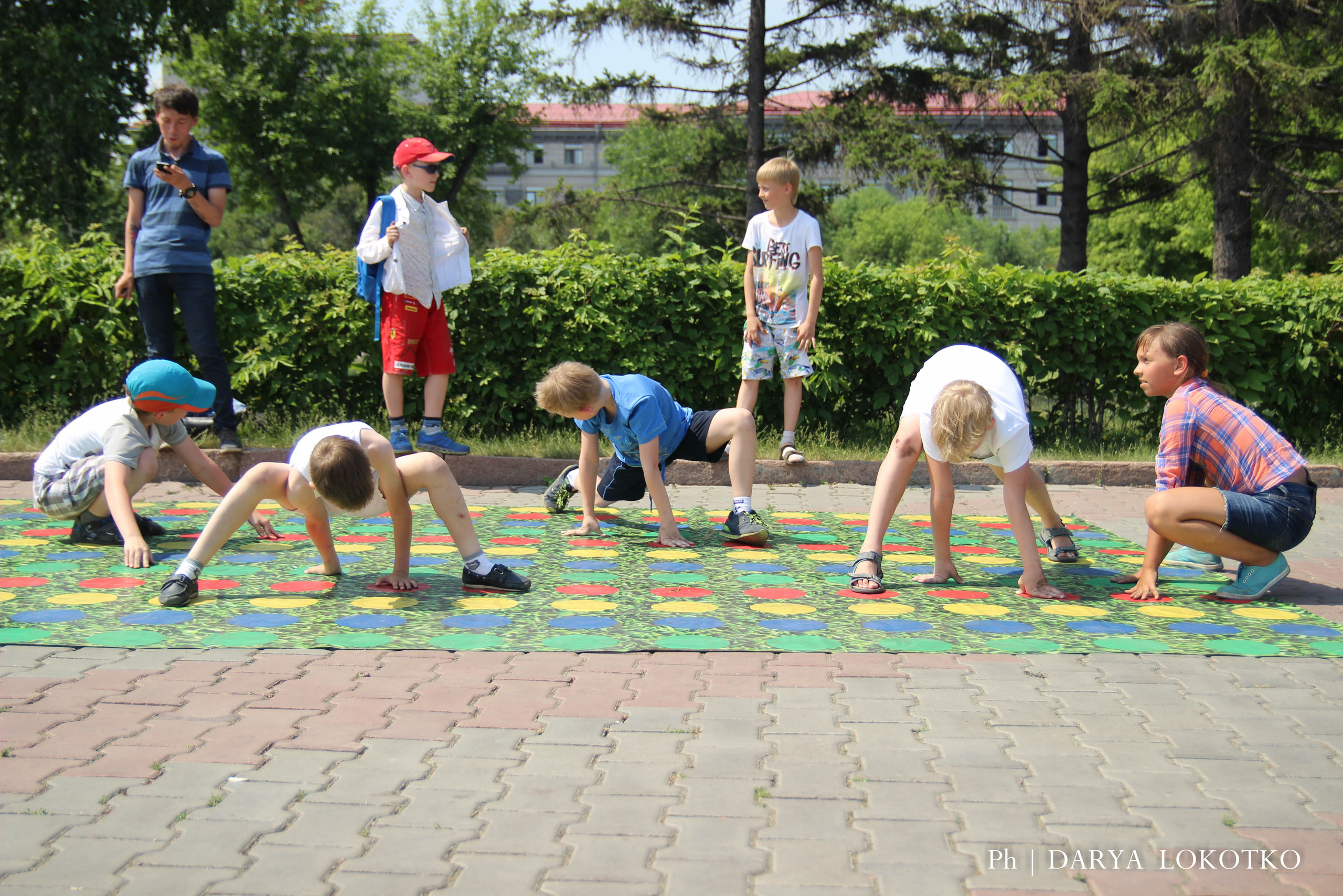 ТОГГ Трудовой отряд художники подростки дети рисуют Красноярск картина лето площадь